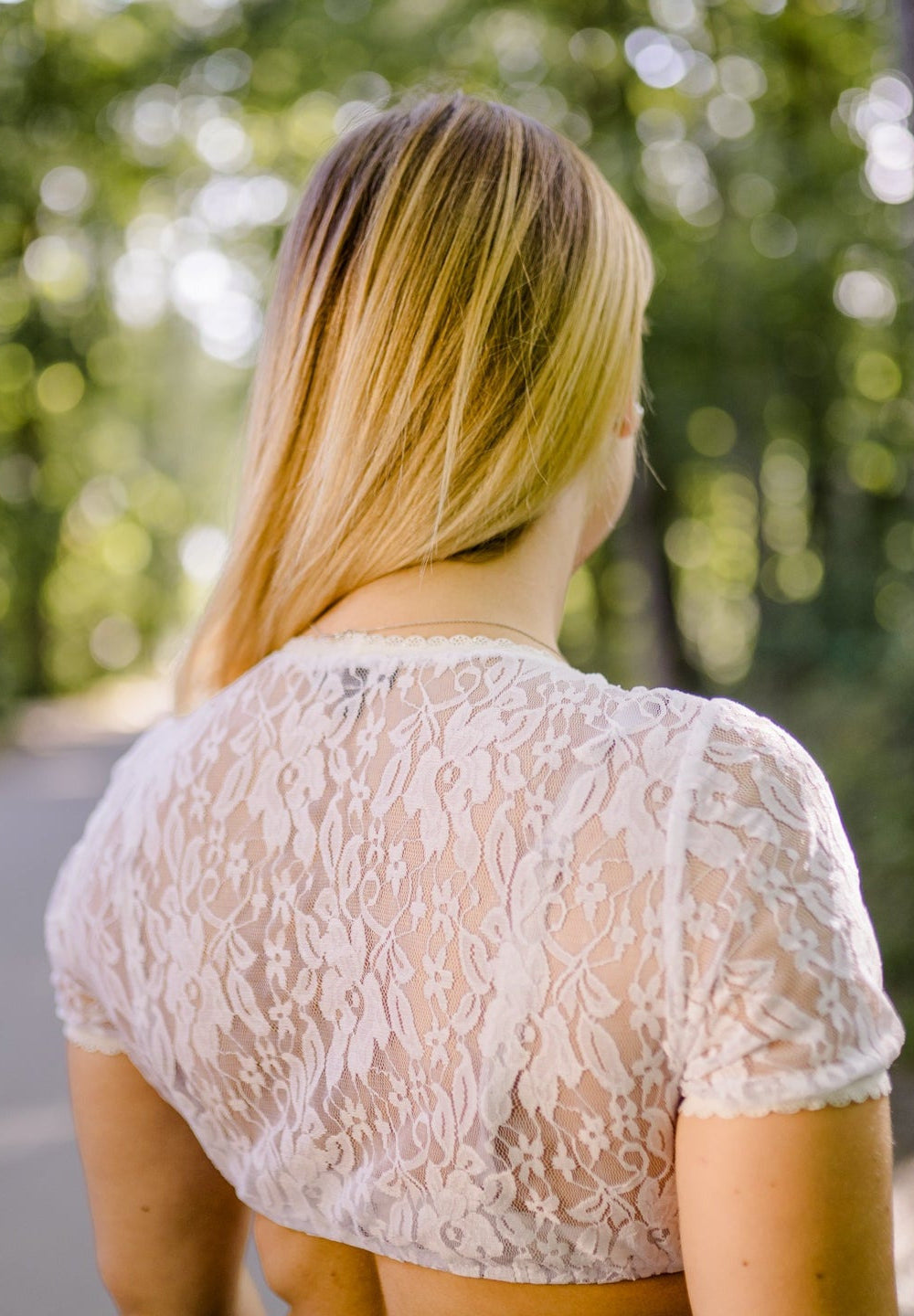 Dirndlbluse Eva Weiß aus elastischer Spitze mit kurzen Ärmeln