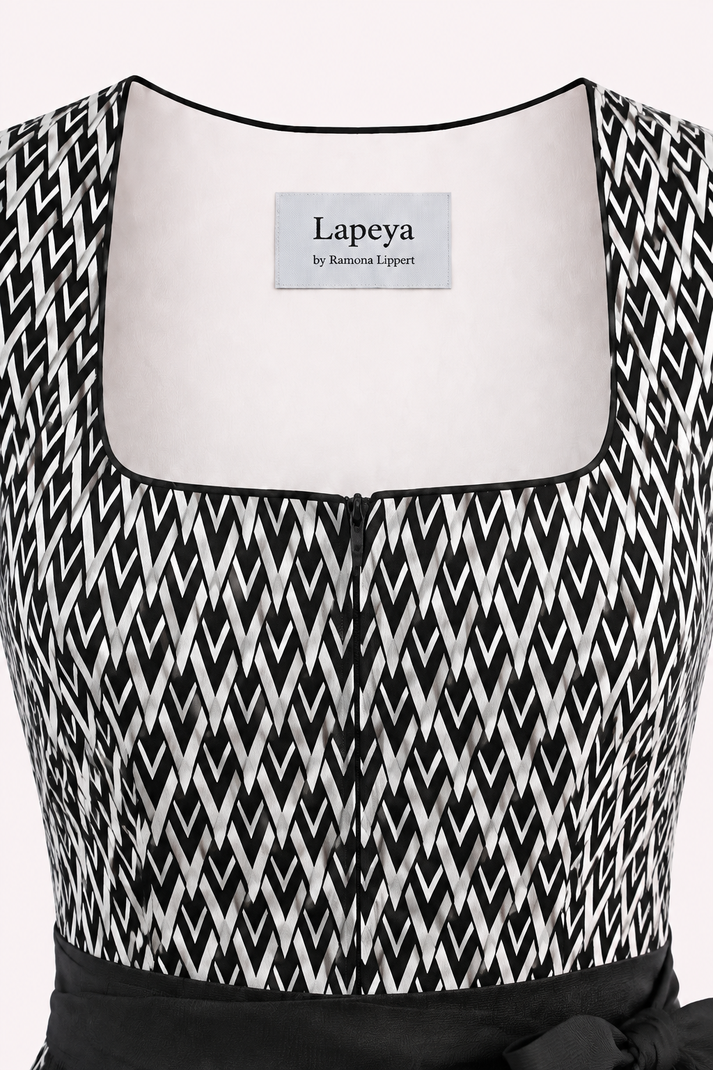 Dirndl Freya in Schwarz-Weiß, Detailaufnahme vom Oberteil
