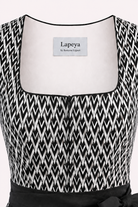 Dirndl Freya in Schwarz-Weiß, Detailaufnahme vom Oberteil
