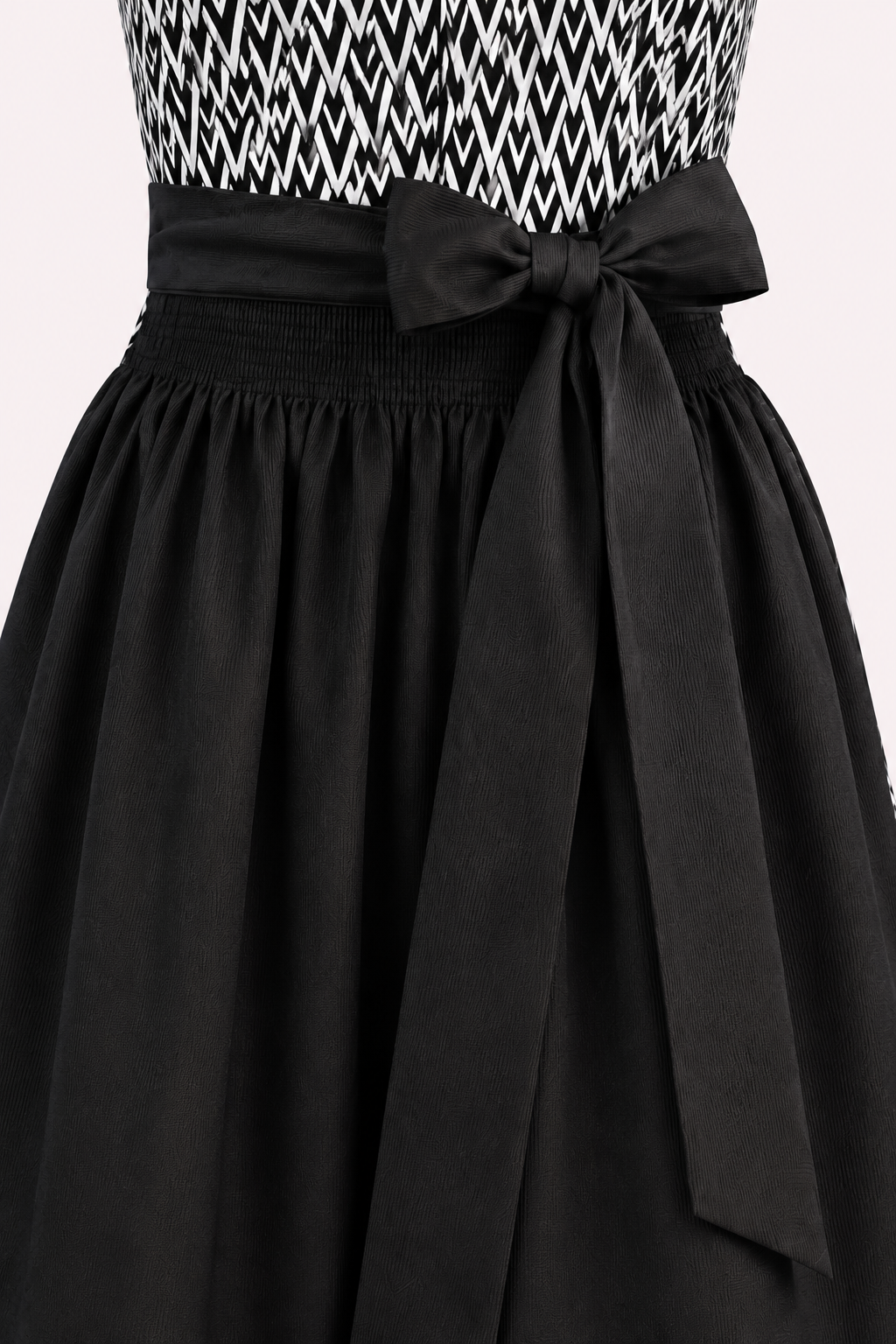 Dirndl Freya in Schwarz-Weiß, Detailaufnahme der Schürze