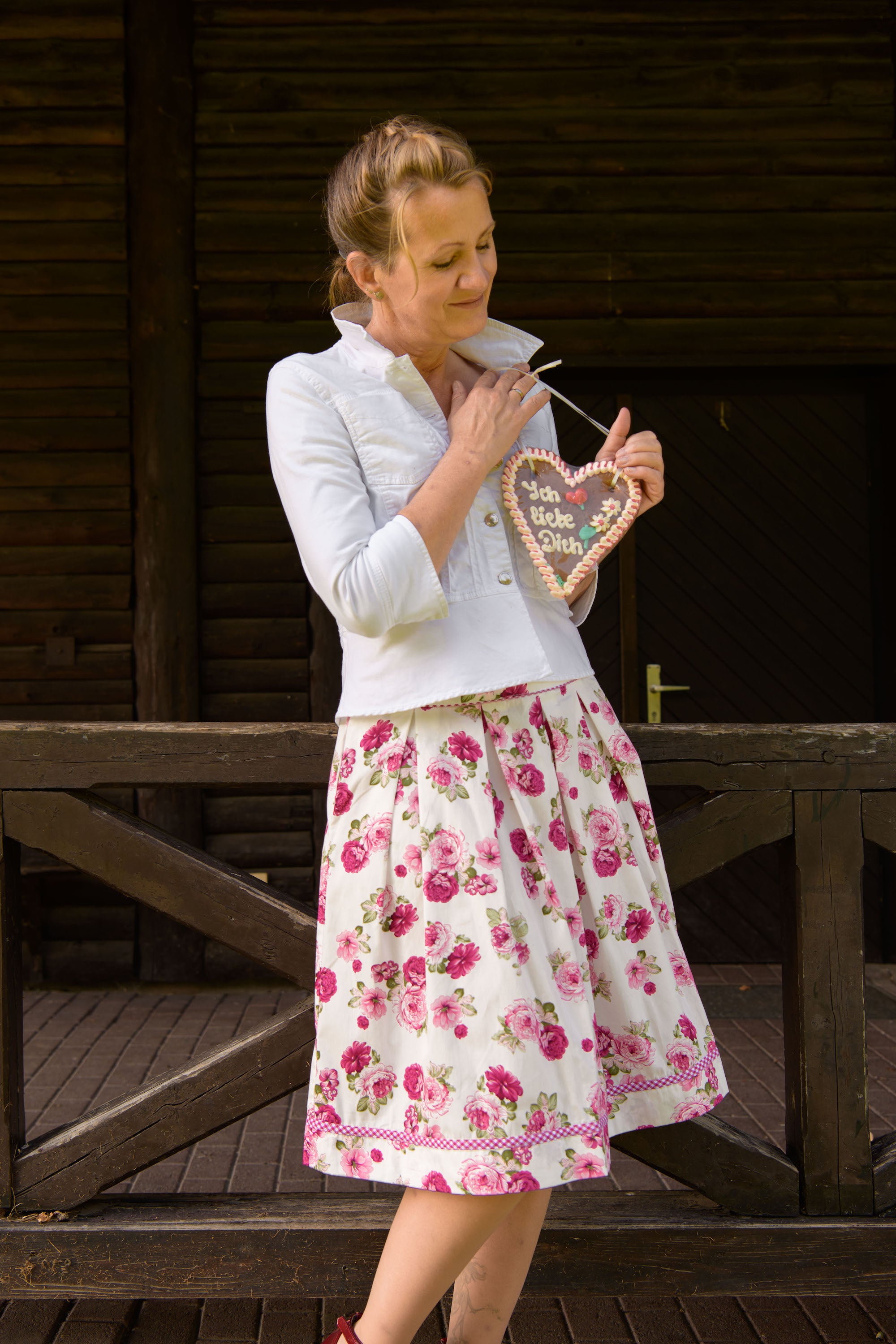 Dirndl aus dem Rosenstoff in Ecru genäht