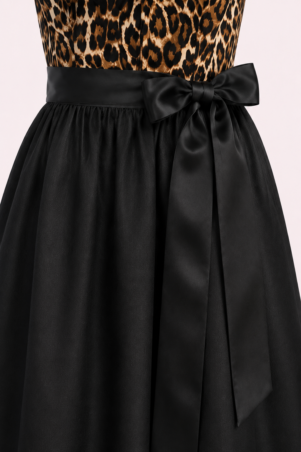Dirndl Leonora im Leo-Look, Detailaufnahme der schwarzen Satinschürze