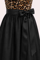 Dirndl Leonora im Leo-Look, Detailaufnahme der schwarzen Satinschürze