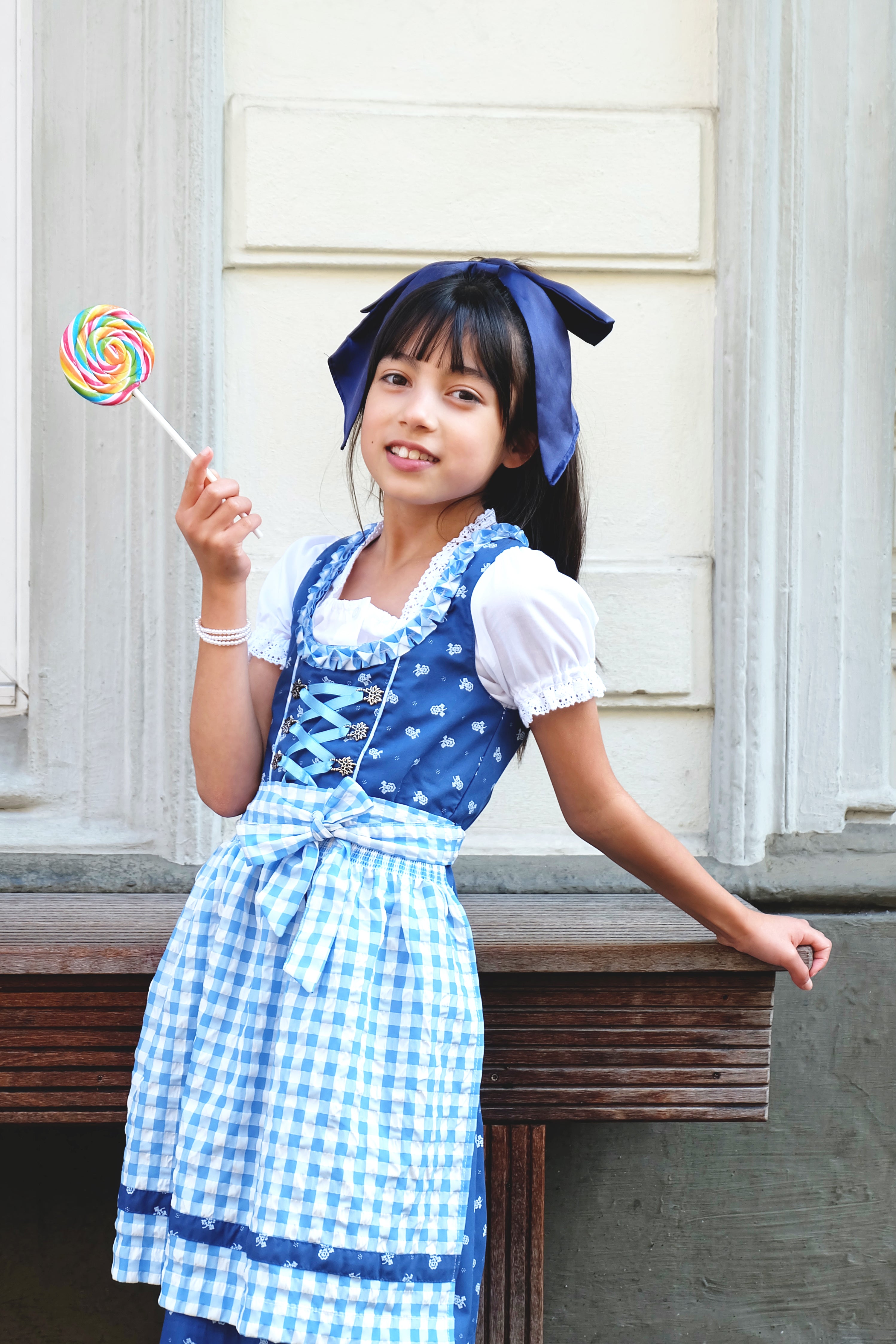 Dirndl aus dunkelblauem Trachtenstoff genäht