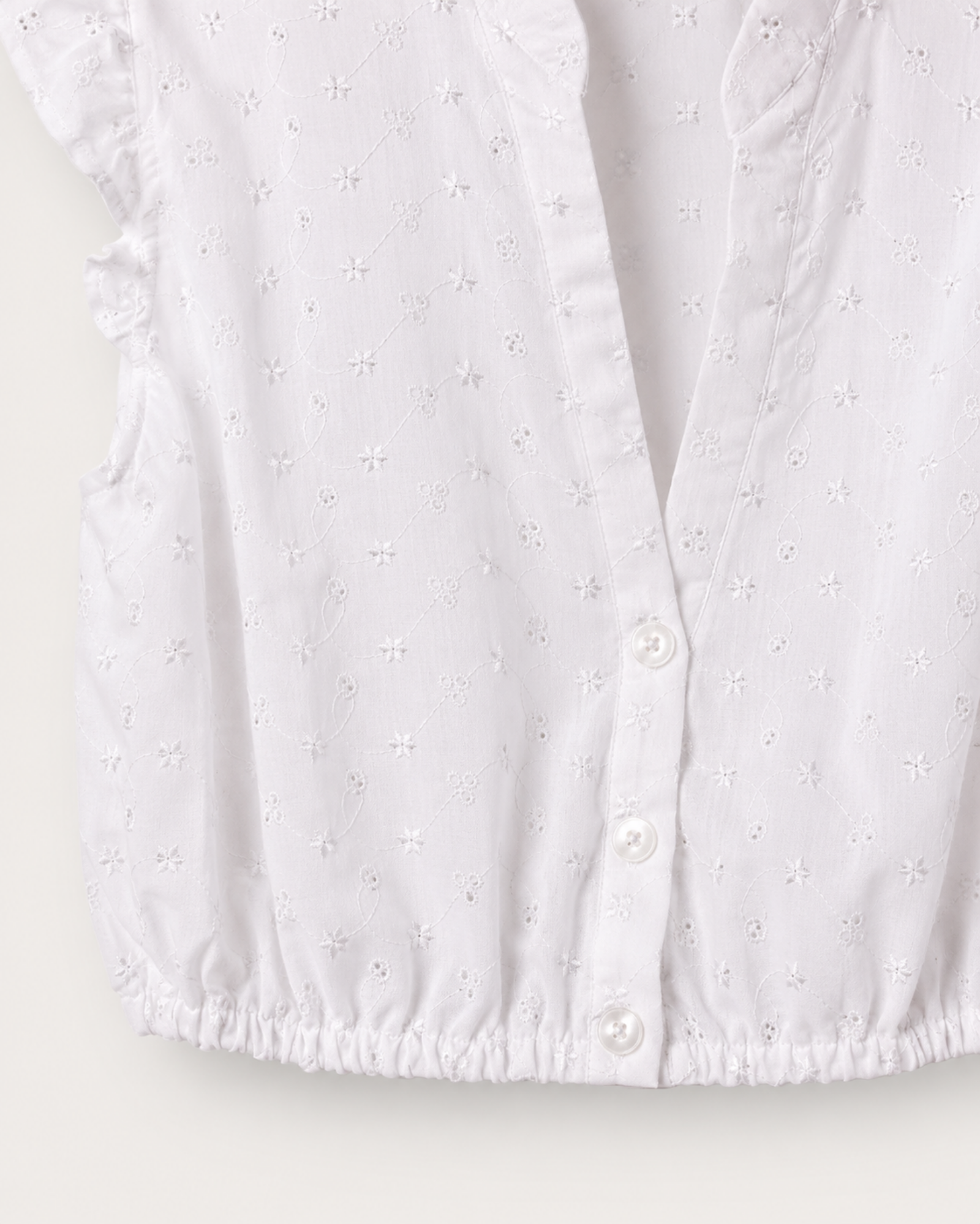 Detailaufnahme vom elastischen Saum der Dirndlbluse Helene