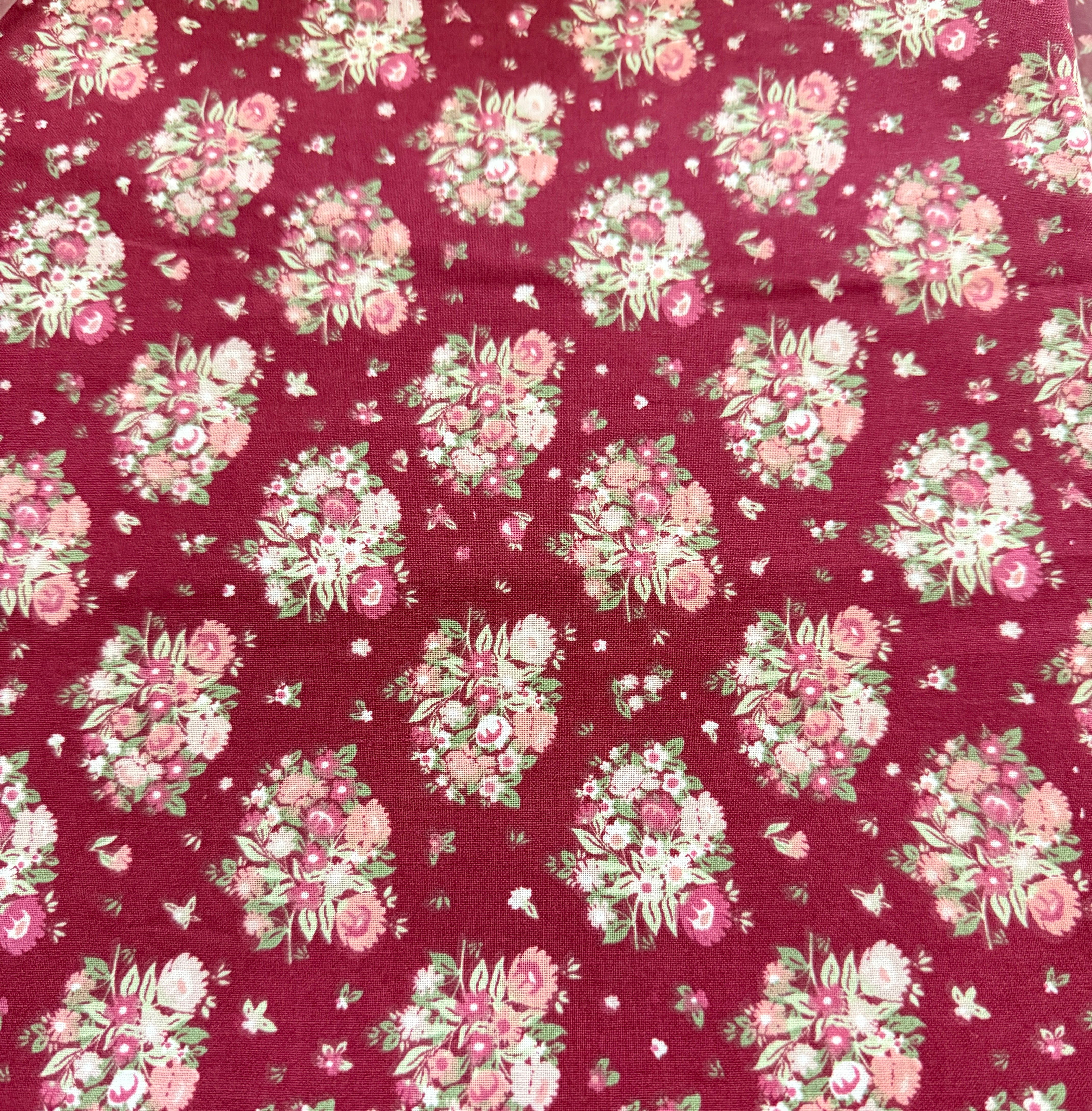 Baumwollstoff in Bordeaux mit Rosenprint, 3 Meter Stoffzuschnitt