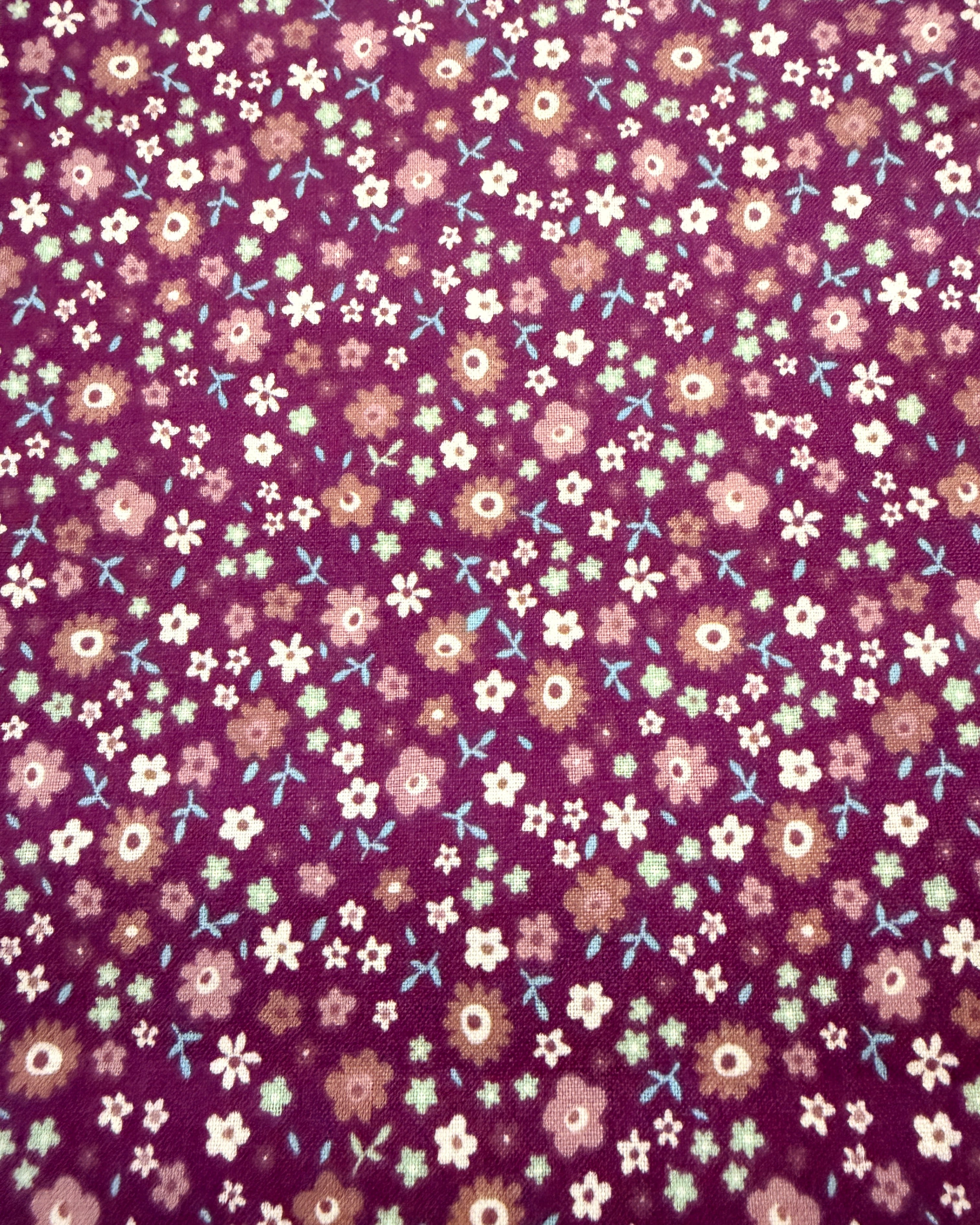 Baumwollstoff Brombeere mit kleinen Streublumen, 3 Meter Stoffzuschnitt