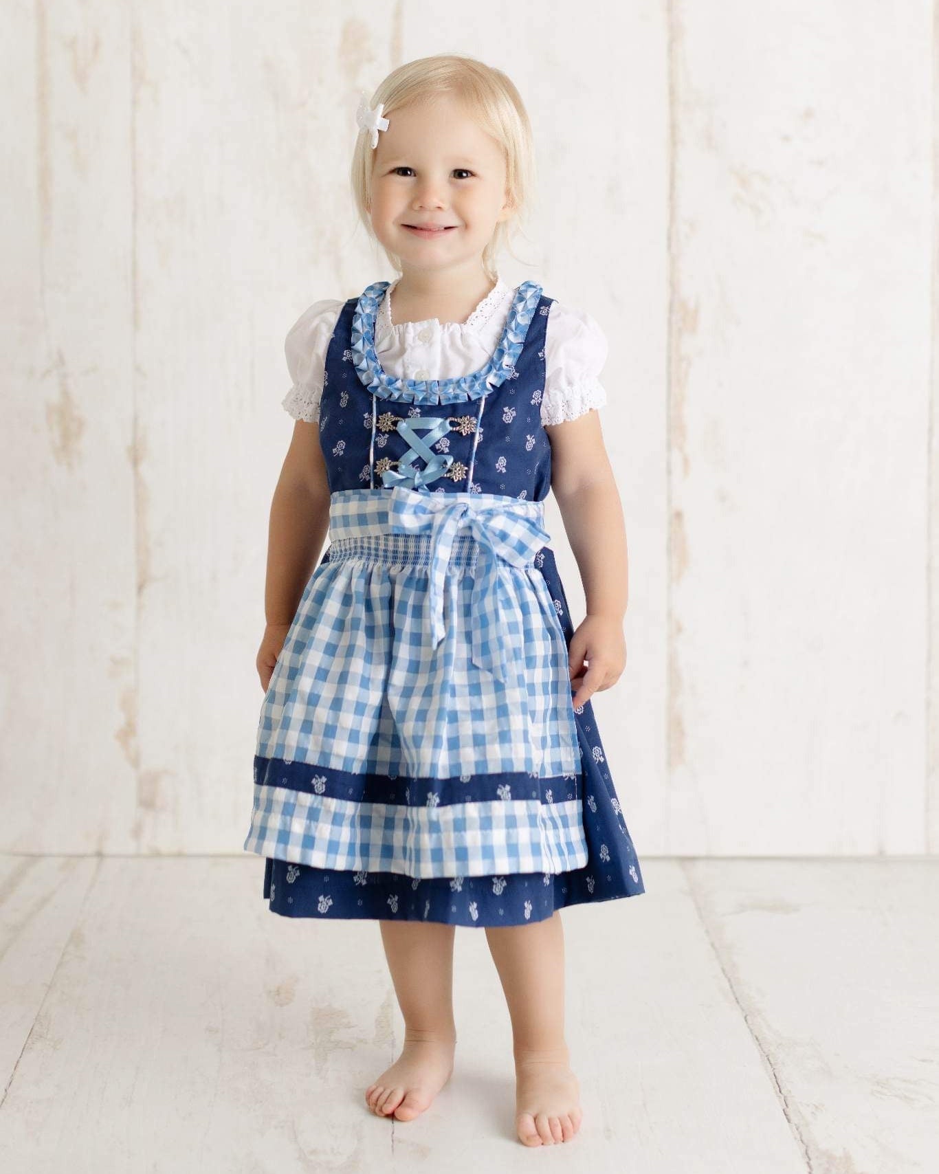 Kinderdirndl Chrissi in Blau im Detail