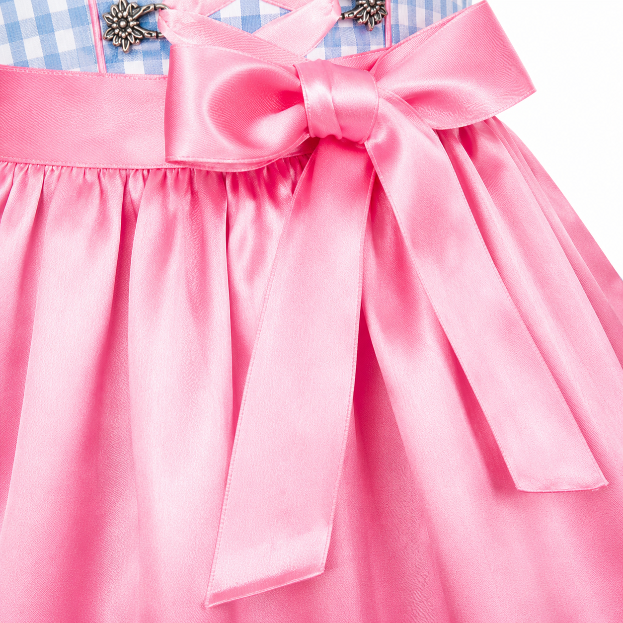 Detailaufnahme der Schürze vom Kinderdirndl Mia blau