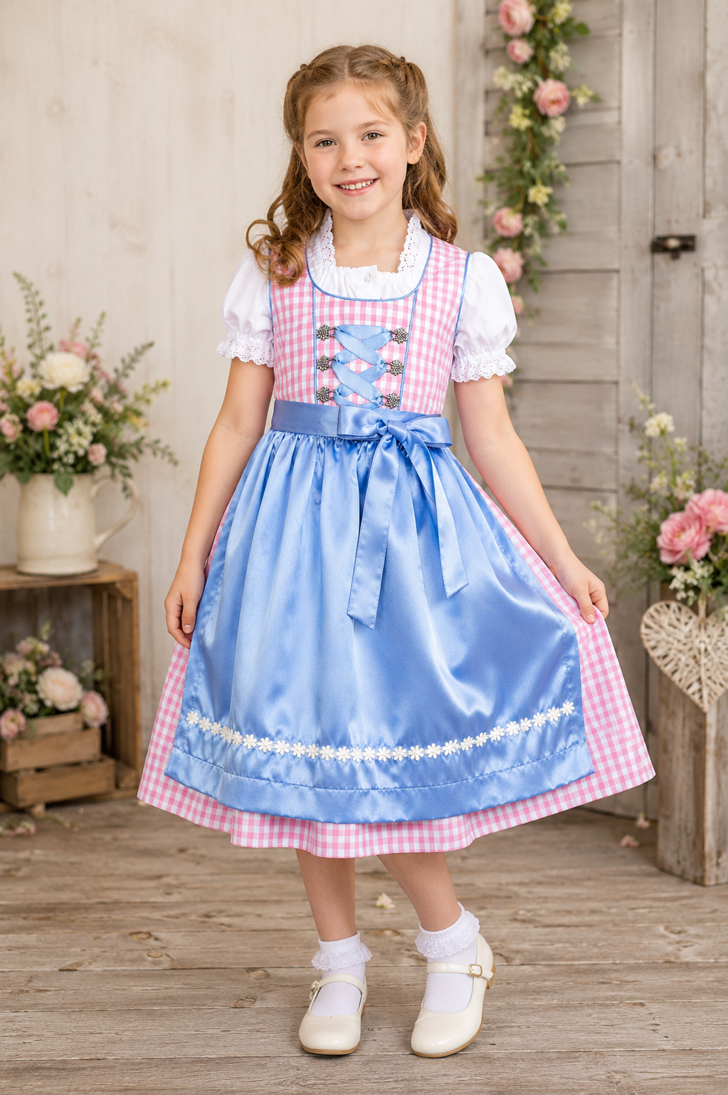 Mädchen trägt das Kinderdirndl Mia in Rosa