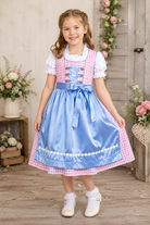 Mädchen trägt das Kinderdirndl Mia in Rosa