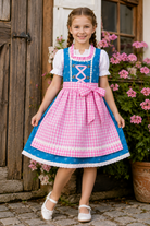 Mädchen trägt das Kinderdirndl Nina