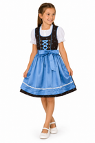 Mädchen trägt das Kinderdirndl Sophia