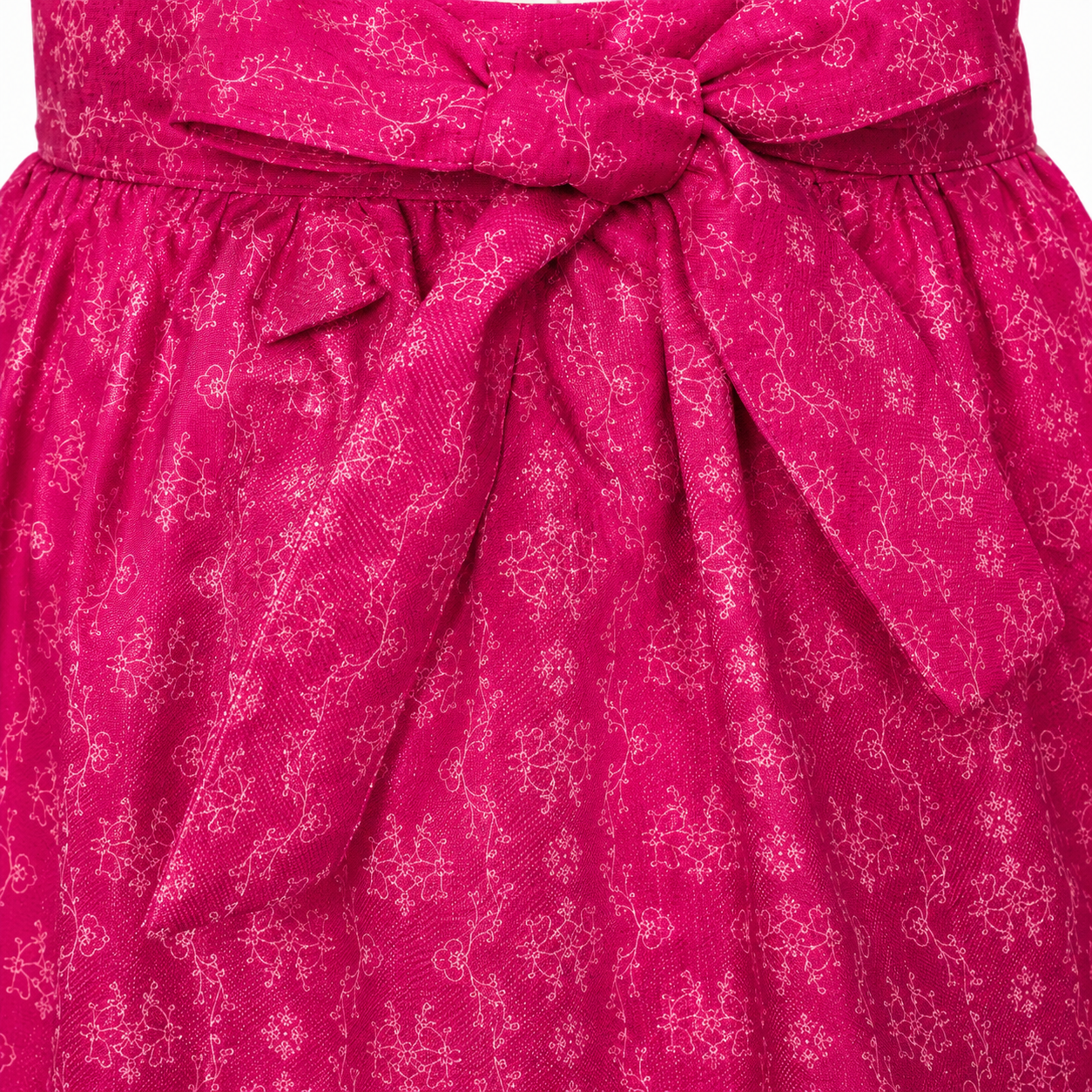 Detailaufnahme der Schürze vom Kinderdirndl Tami