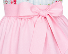 Detailaufnahme der Schürze vom Kinderdirndl Vicky