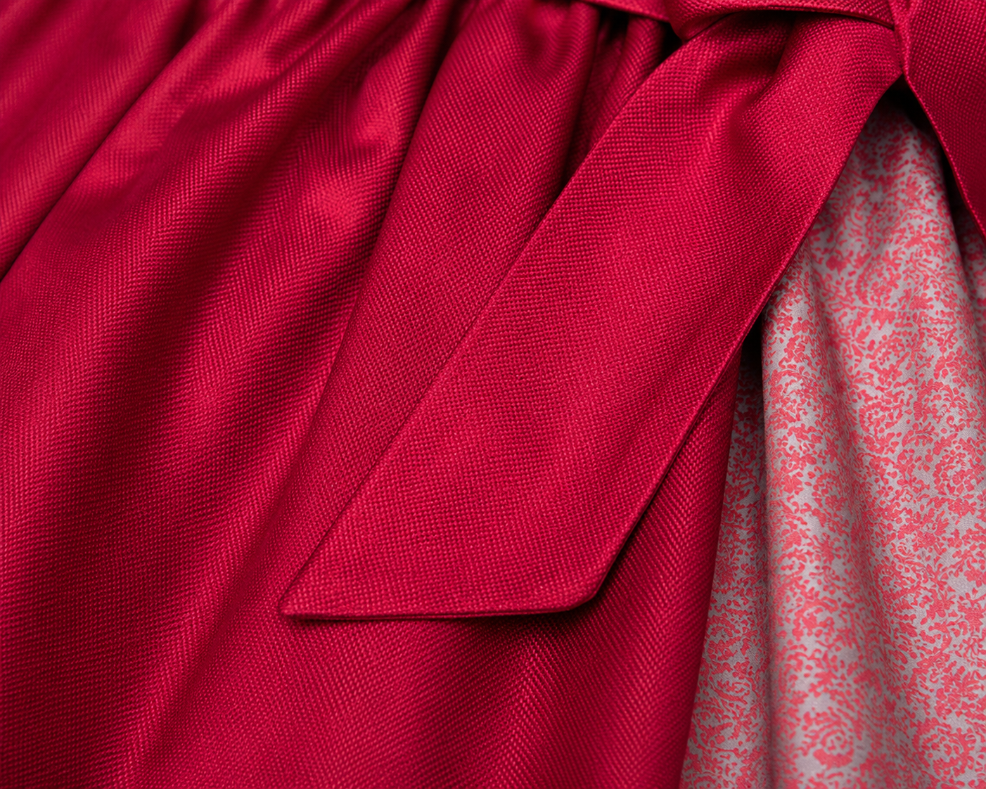 Detailaufnahme der Schürze vom Kinderdirndl Zoe