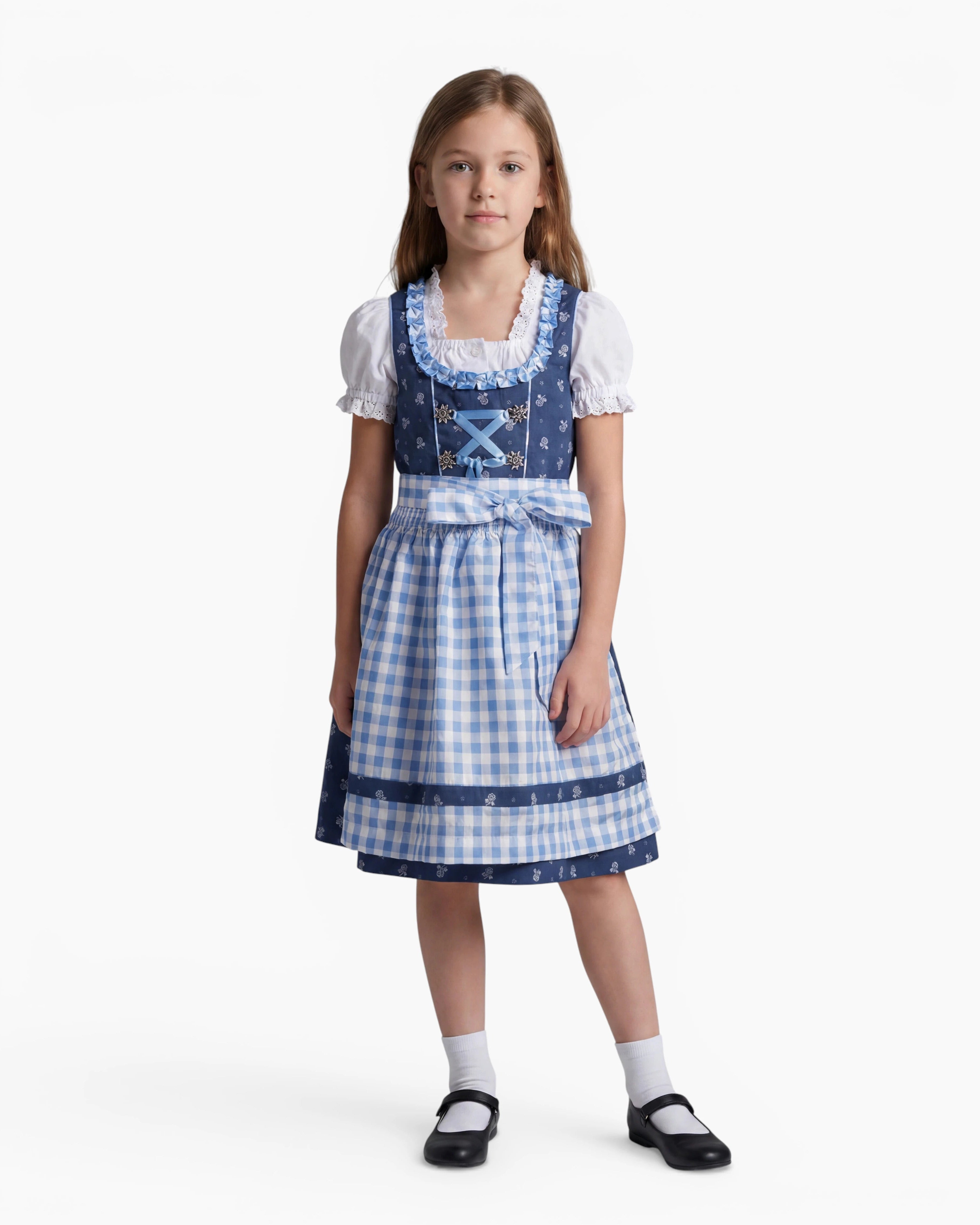 Mädchen trägt das Kinderdirndl Chrissi in Blau