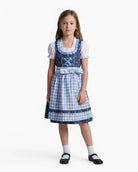 Mädchen trägt das Kinderdirndl Chrissi in Blau