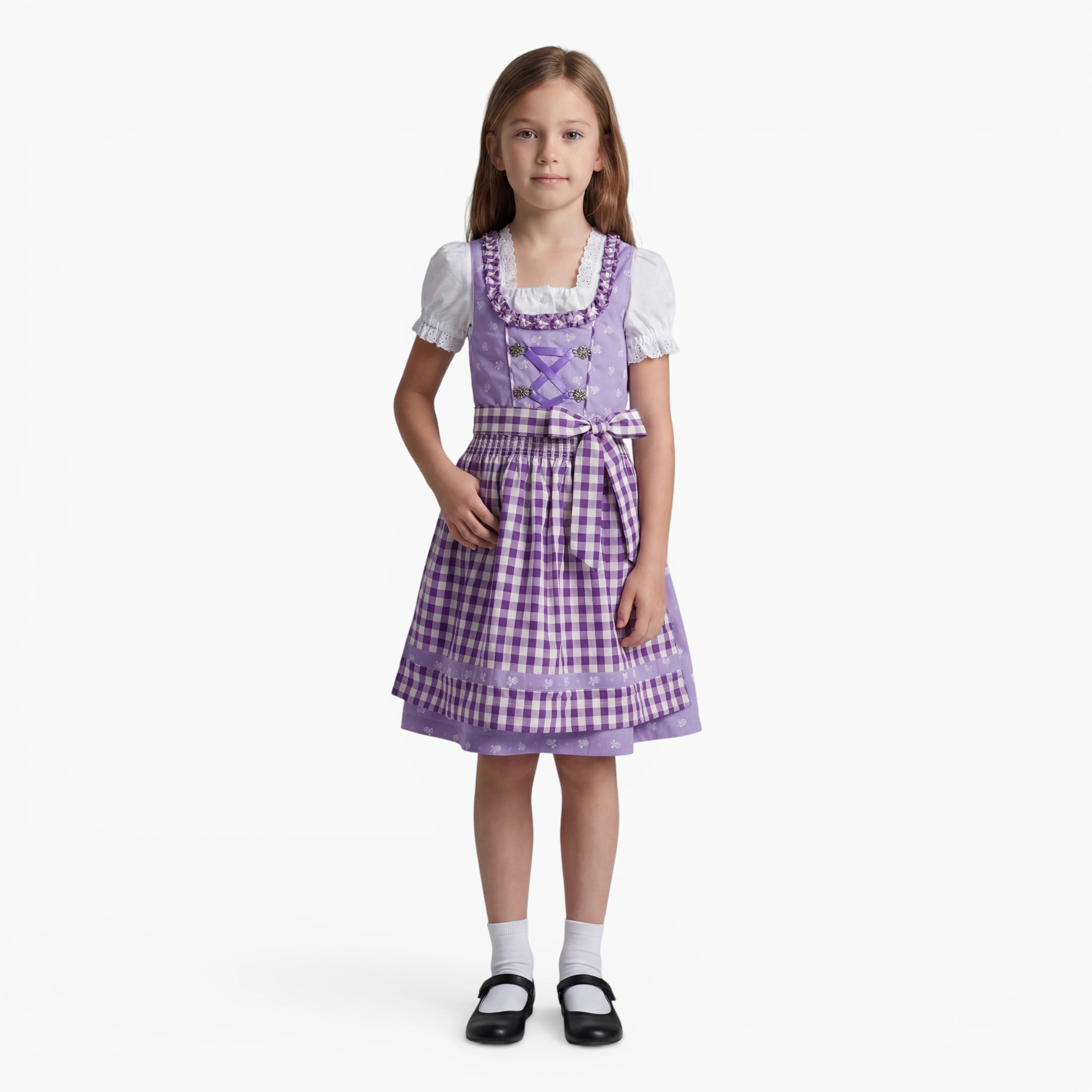 Mädchen trägt das Kinderdirndl Chrissi in Lila