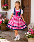 Mädchen trägt das Kinderdirndl Florence