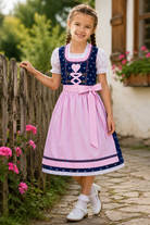 Mädchen trägt das Kinderdirndl Julie