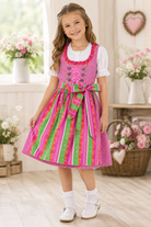 Mädchen trägt das Kinderdirndl Lina