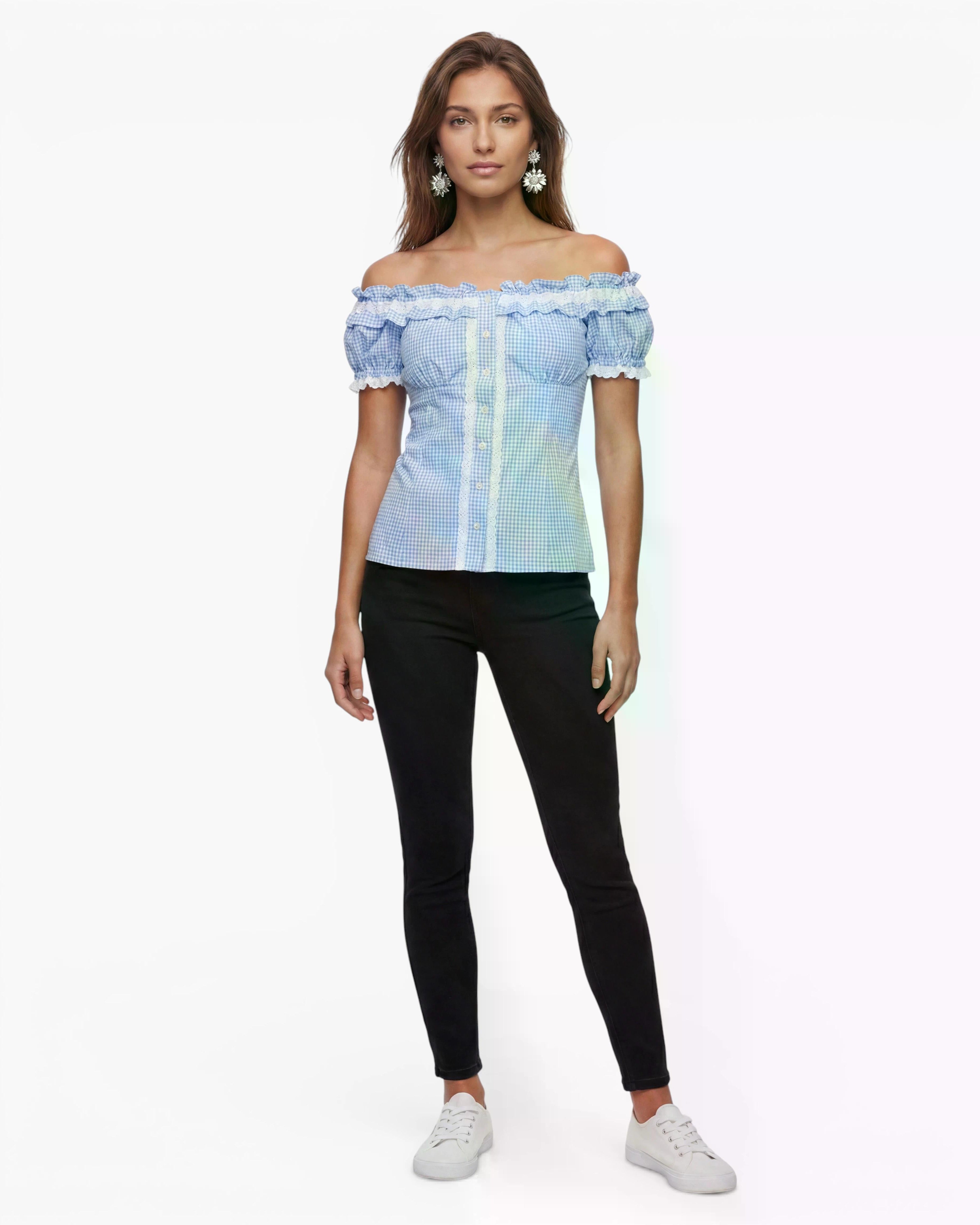 Dame trägt Trachtenbluse Laila blau kariert zur Jeans