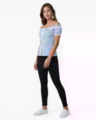 Model trägt Bluse Laila blau