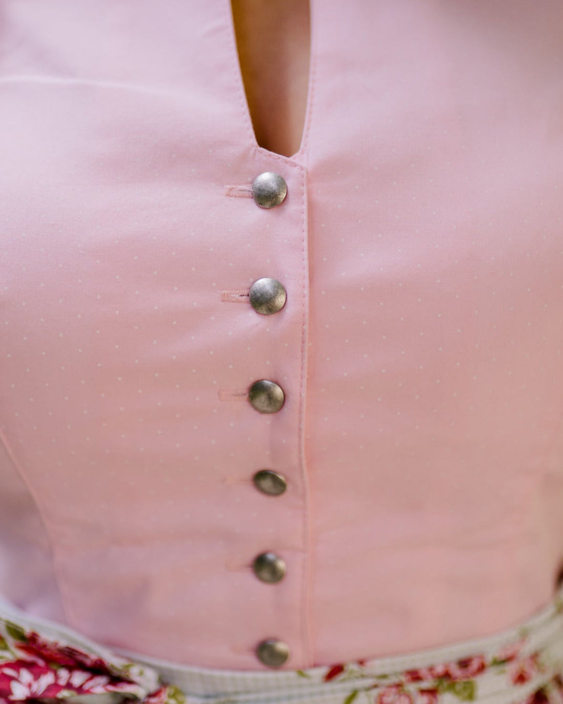 Detailaufnahme Dirndl Antonia rosa mit weißen Punkten und Knopfleiste