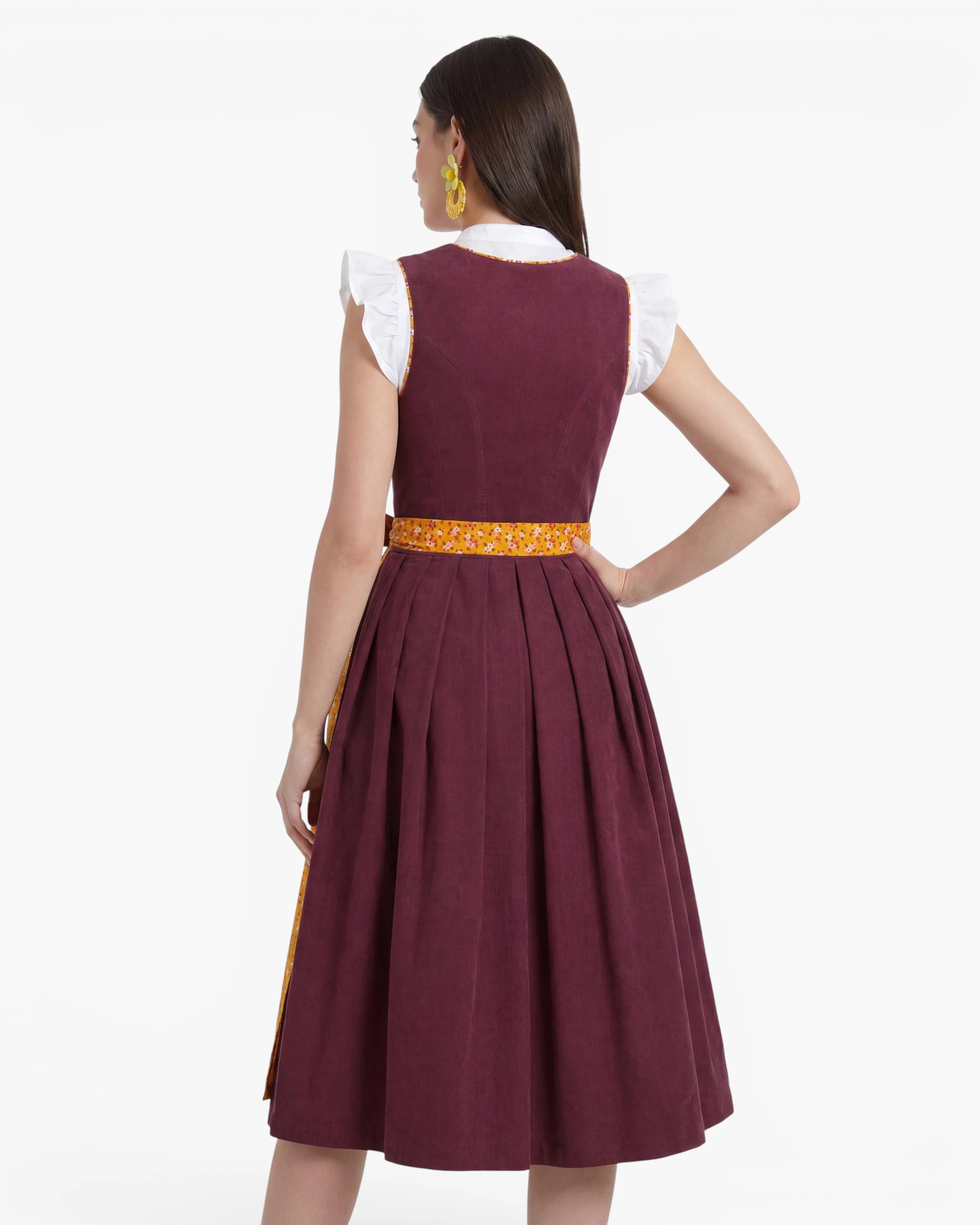 Dirndl Bridget getragen von Model Rückansicht