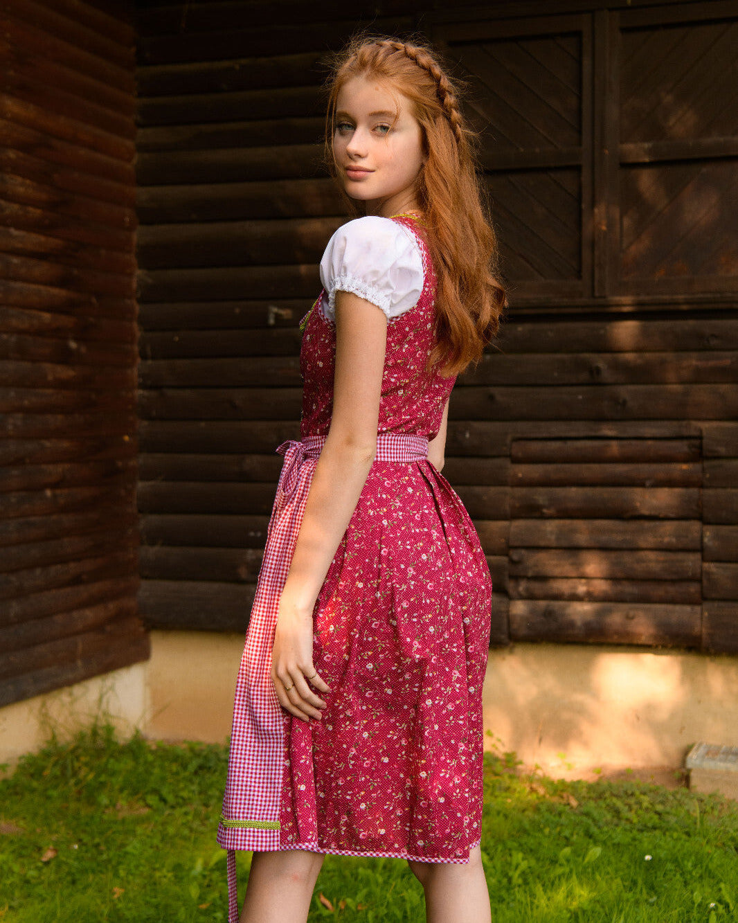 Dirndl Elli in Rot mit karierter Schürze back