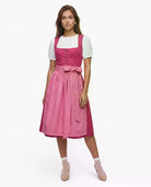Model trägt Dirndl Erika, Vorderansicht