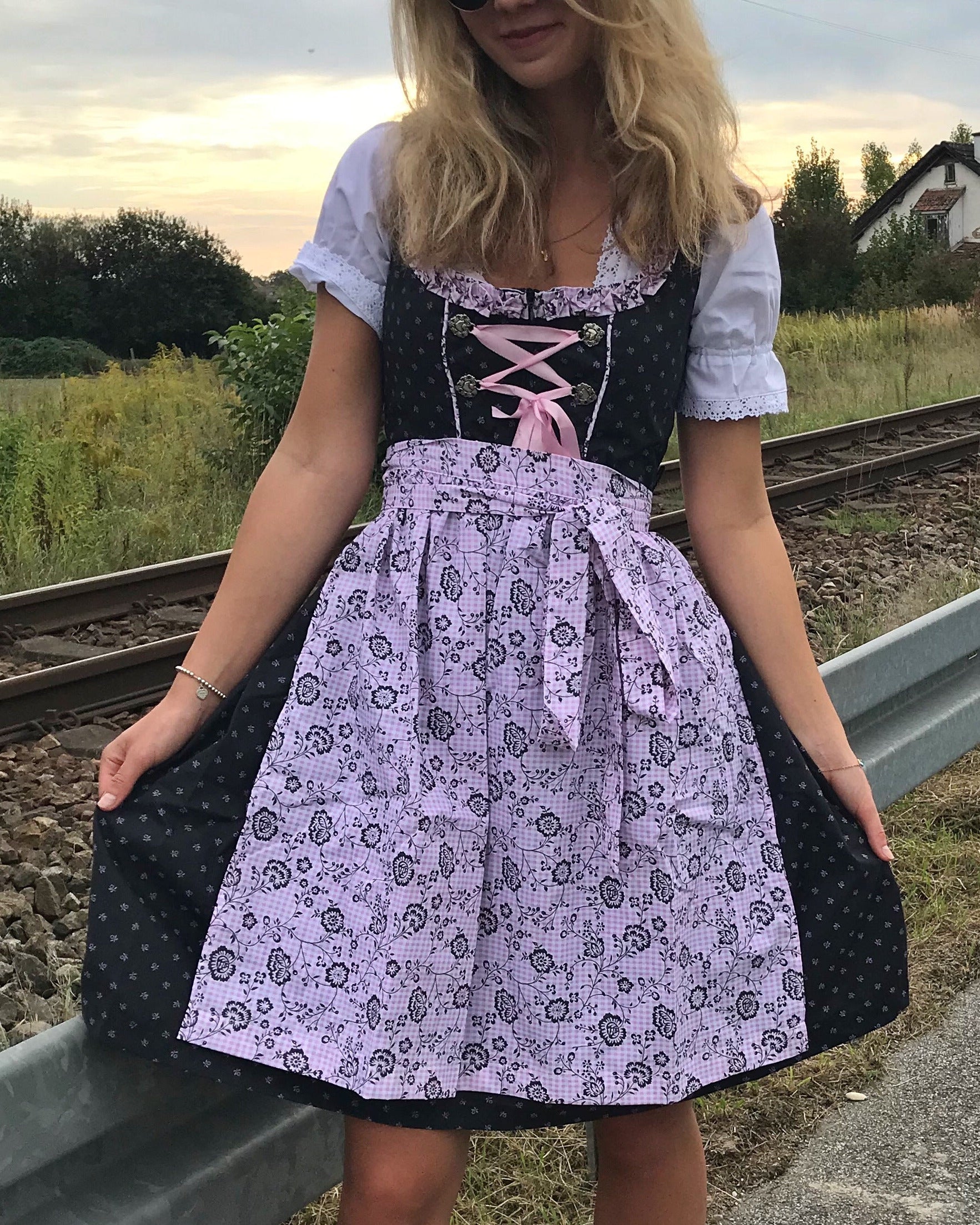 Model trägt Dirndl Katy mit rosa Schürze, Vorderansicht