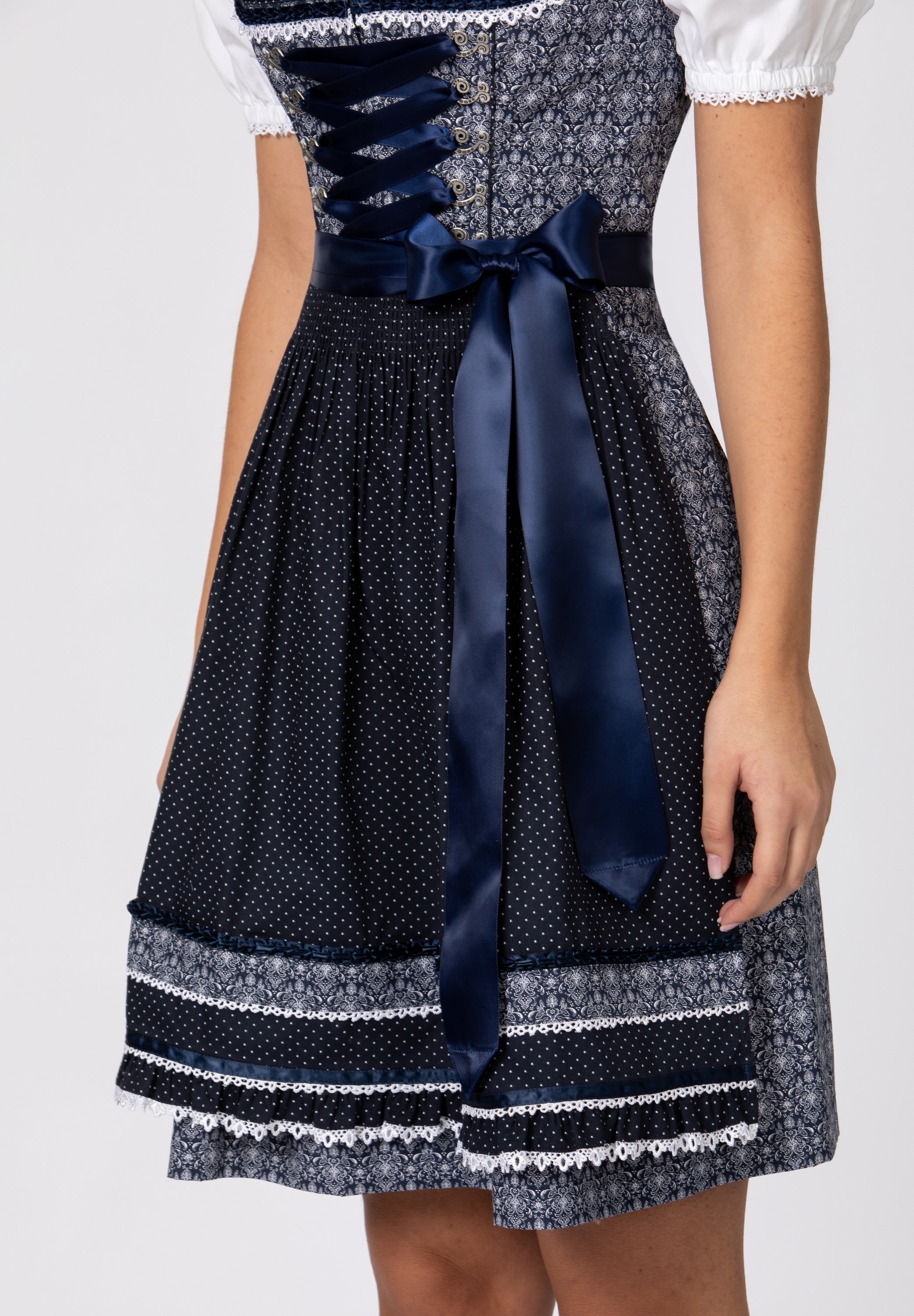 Dirndl Kim in Dunkelblau mit passender Schürze