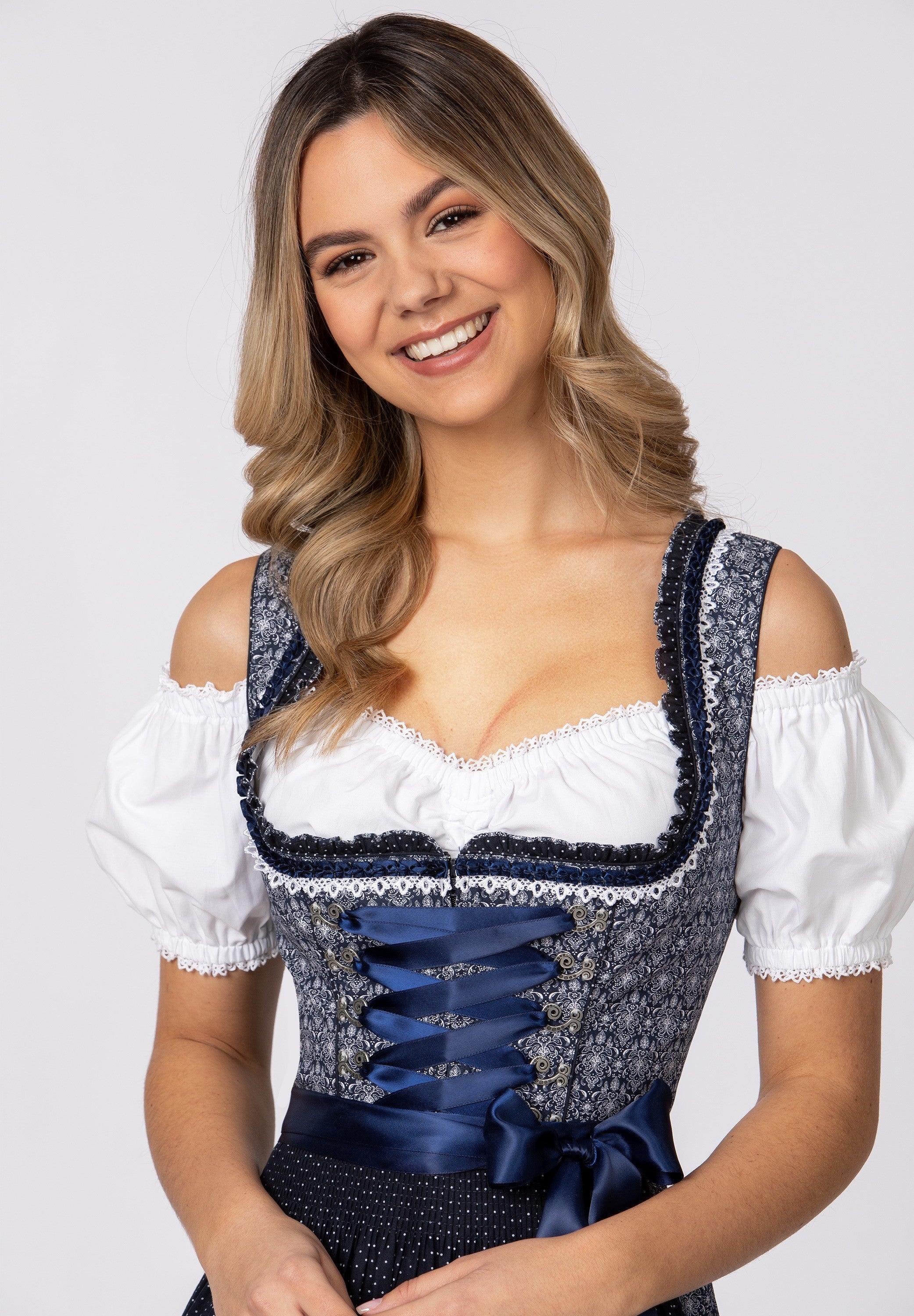 Dirndl Kim in Dunkelblau, Detailansicht
