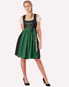 Dirndl Pia grün getragnen am Model