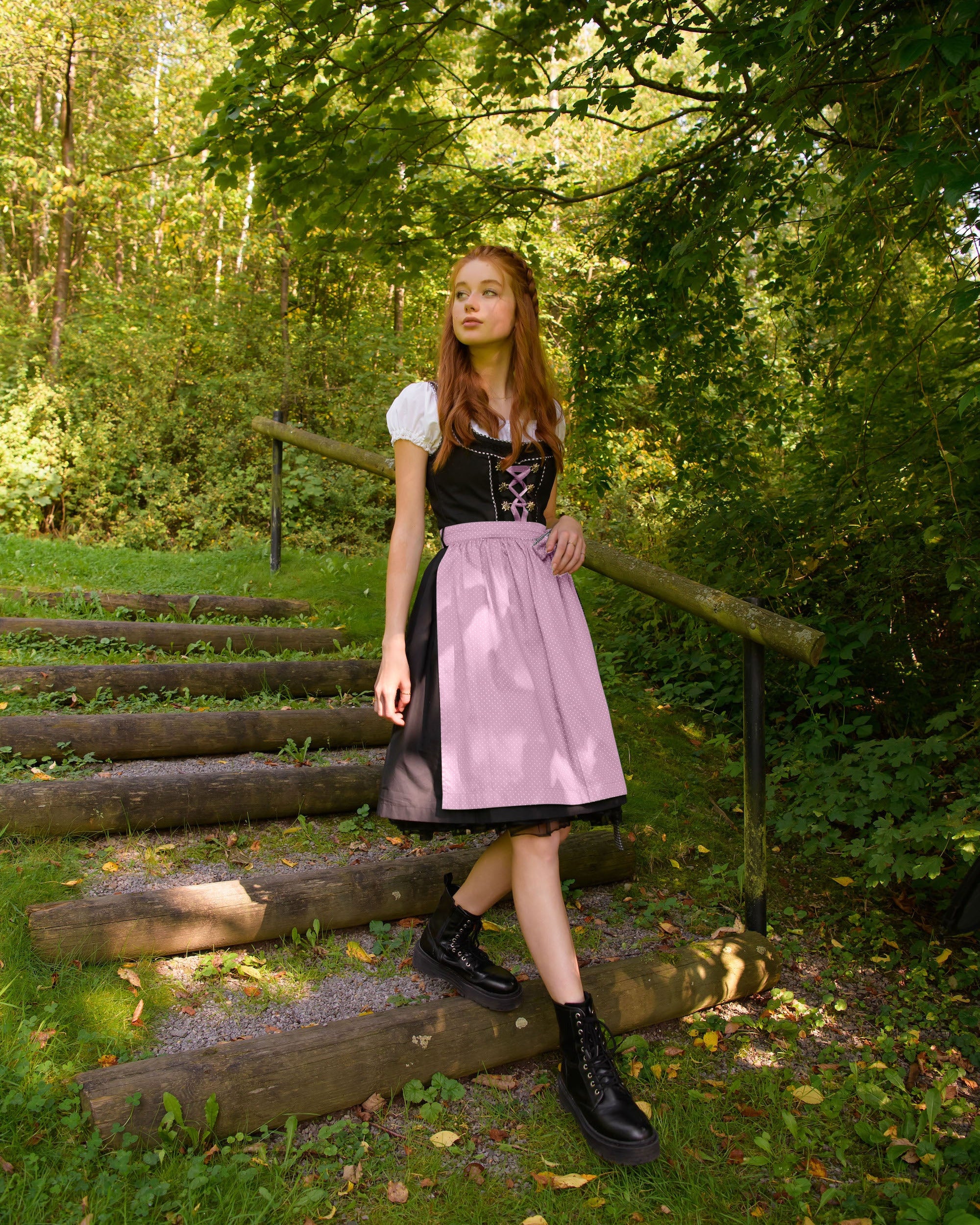 Dirndl Pia rosa am Model getragen