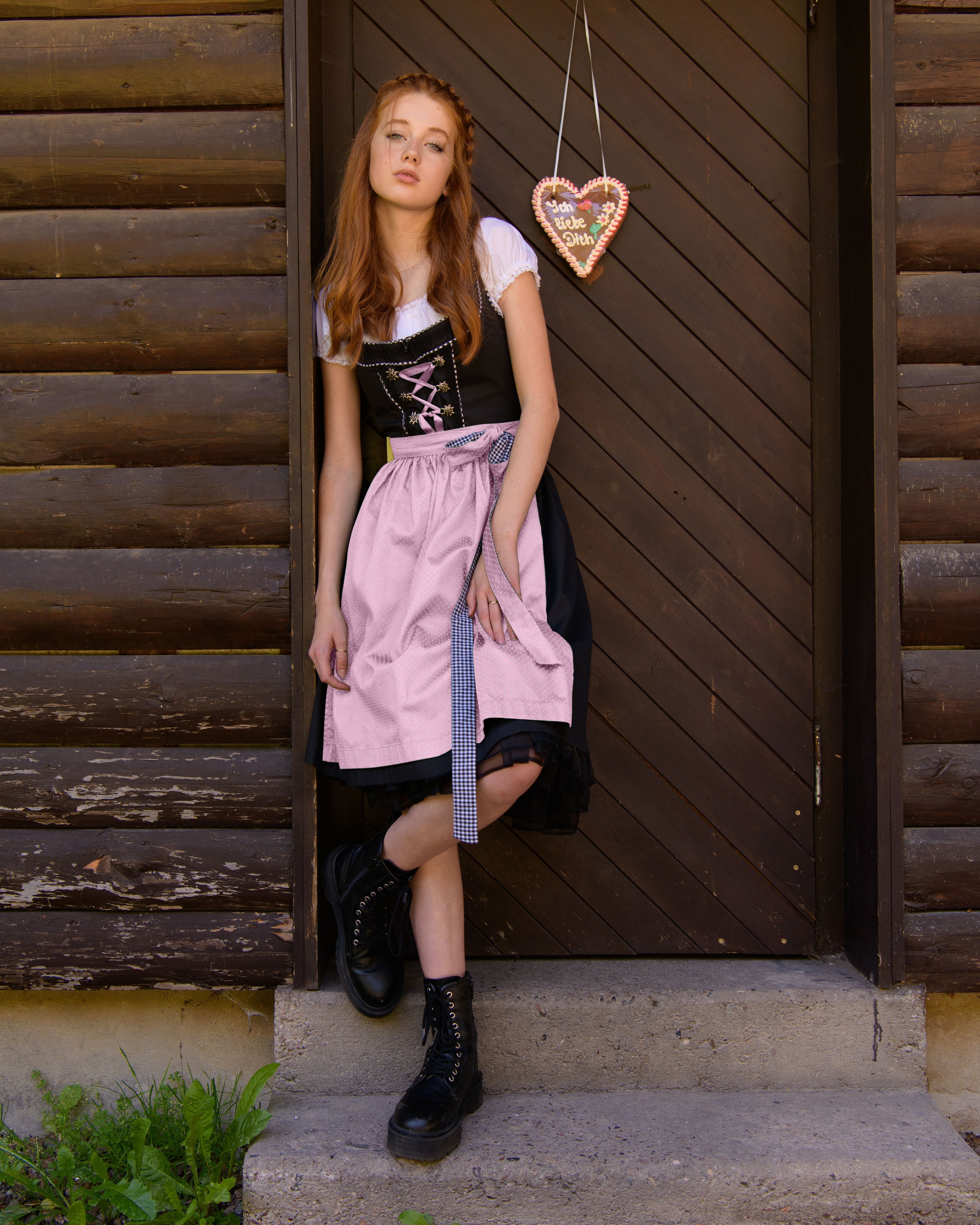 Am Model getragen Dirndl Pia rosa