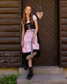 Am Model getragen Dirndl Pia rosa