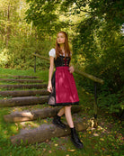 Dirndl Pia rot getragen am Model im Wald