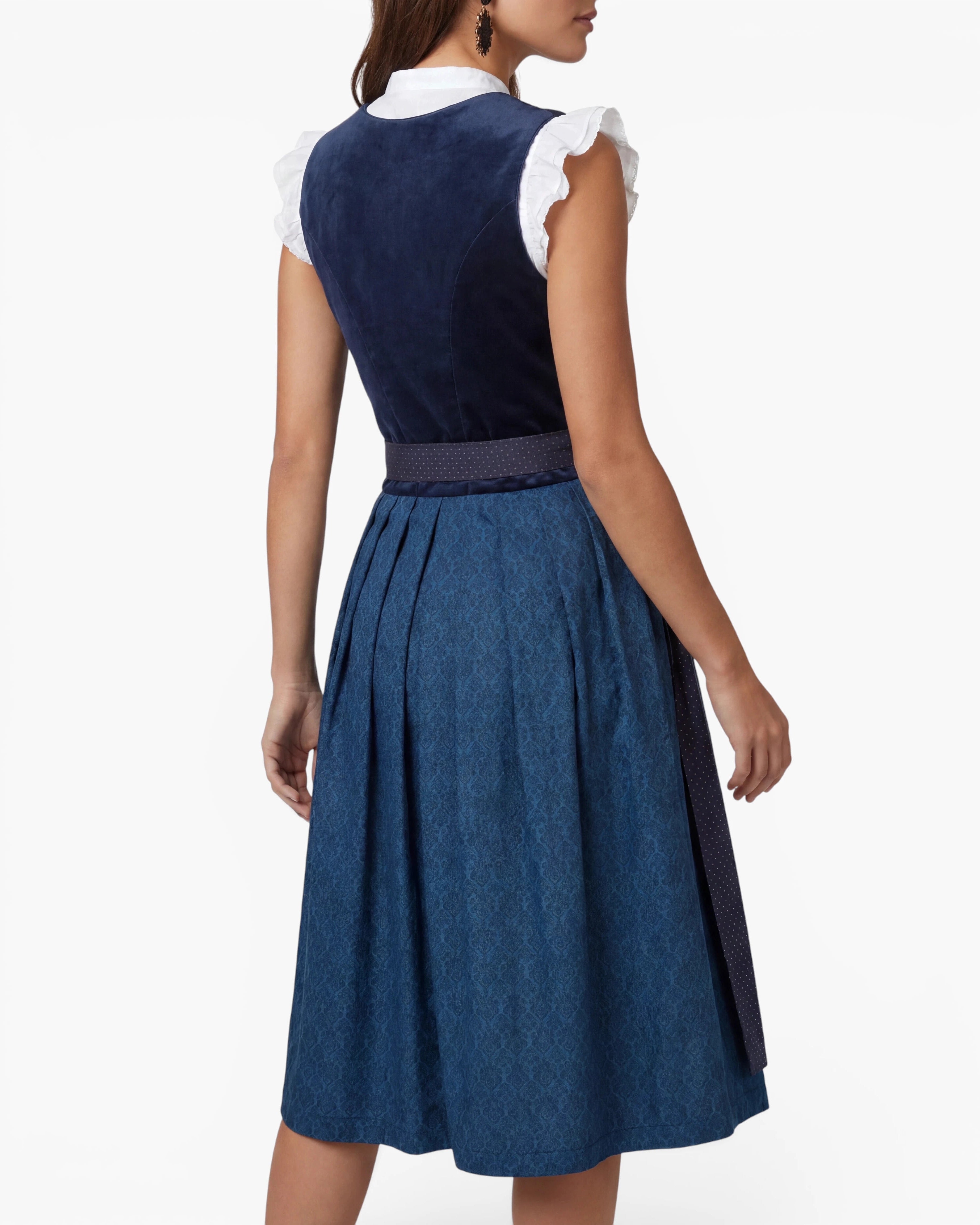 Dirndl Samy in Blau mit Punktschürze am Model