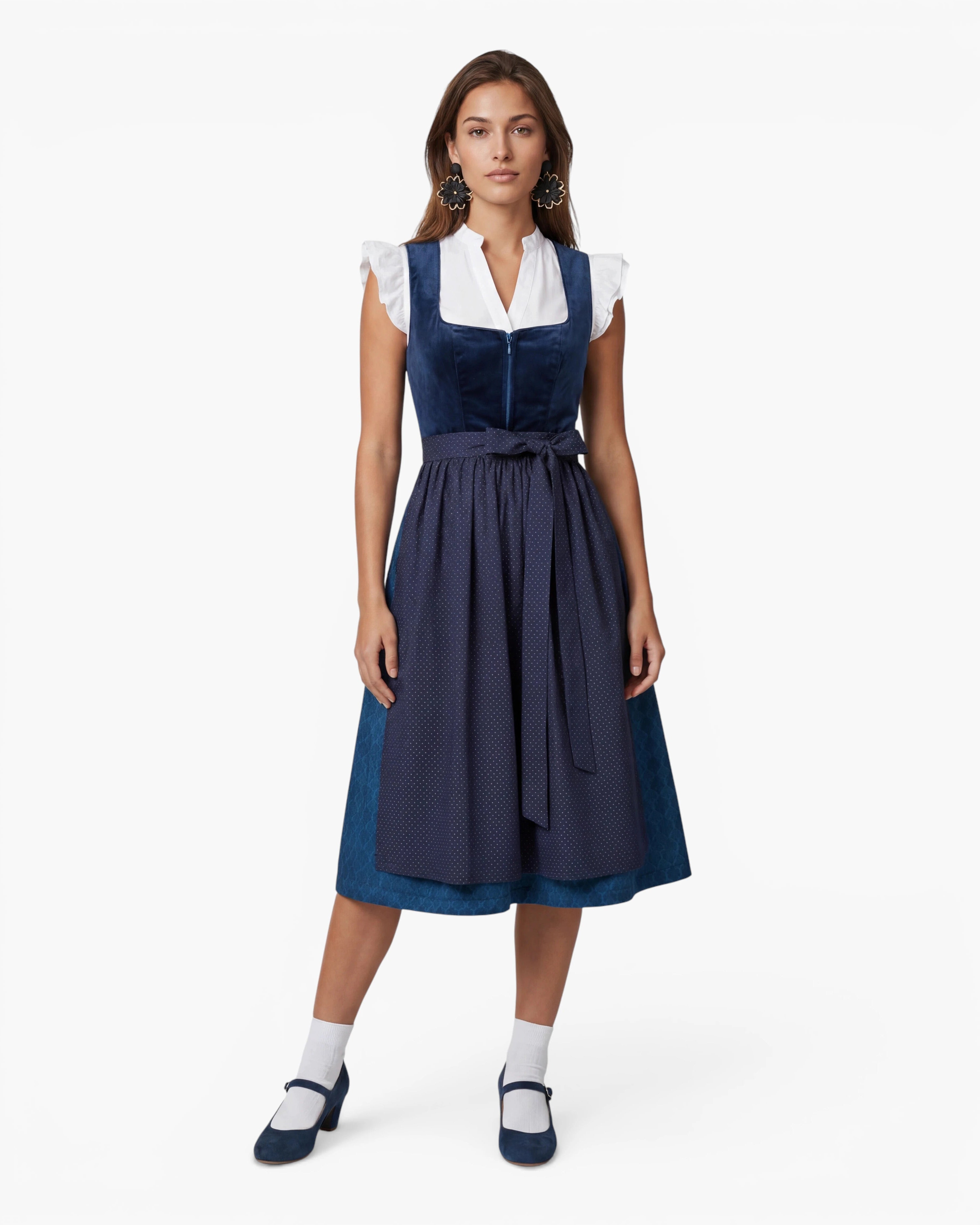 Dirndl Samy Blau getragen von Model Vorderansicht