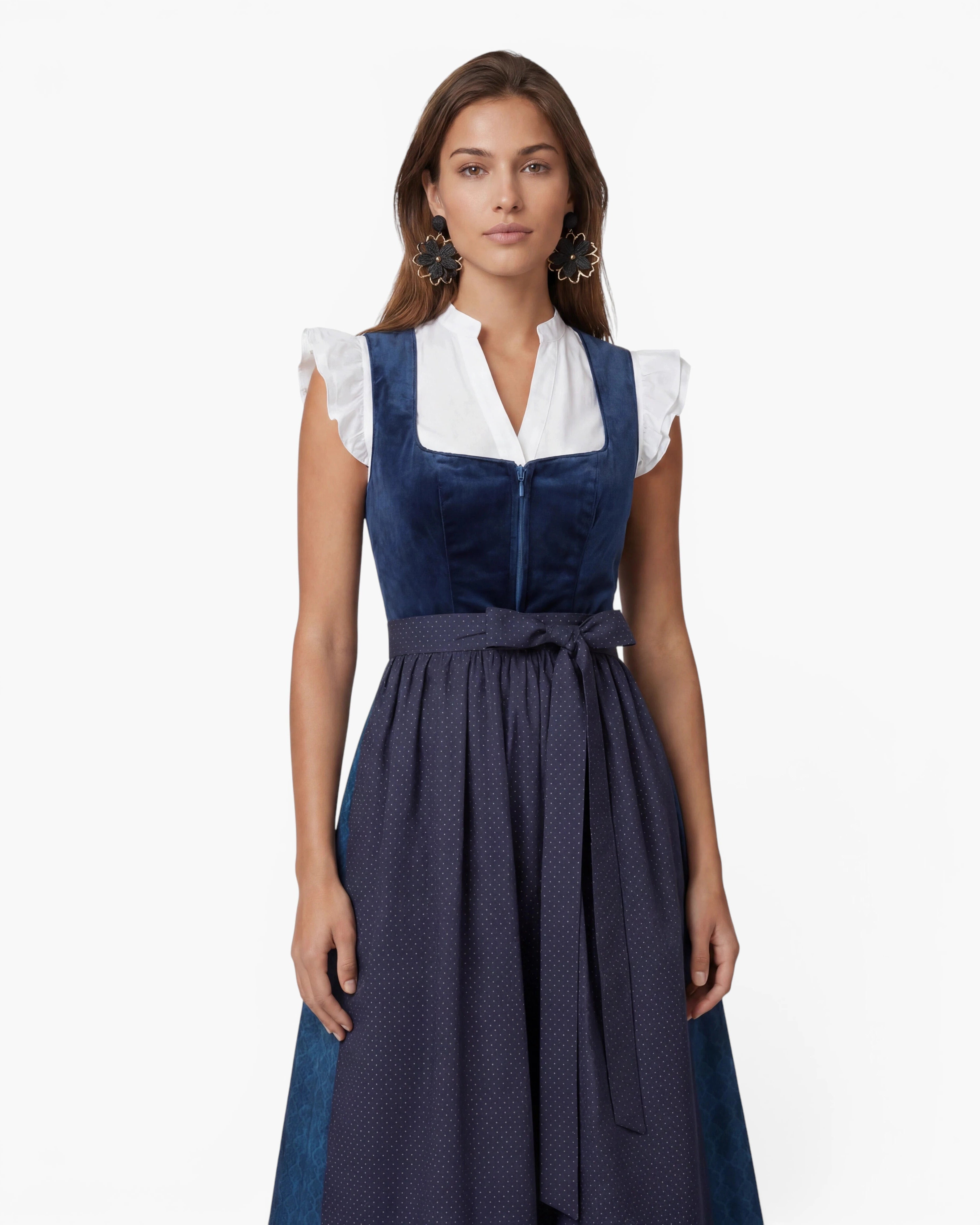 Model trägt Dirndl Samy in Blau mit Samtoberteil