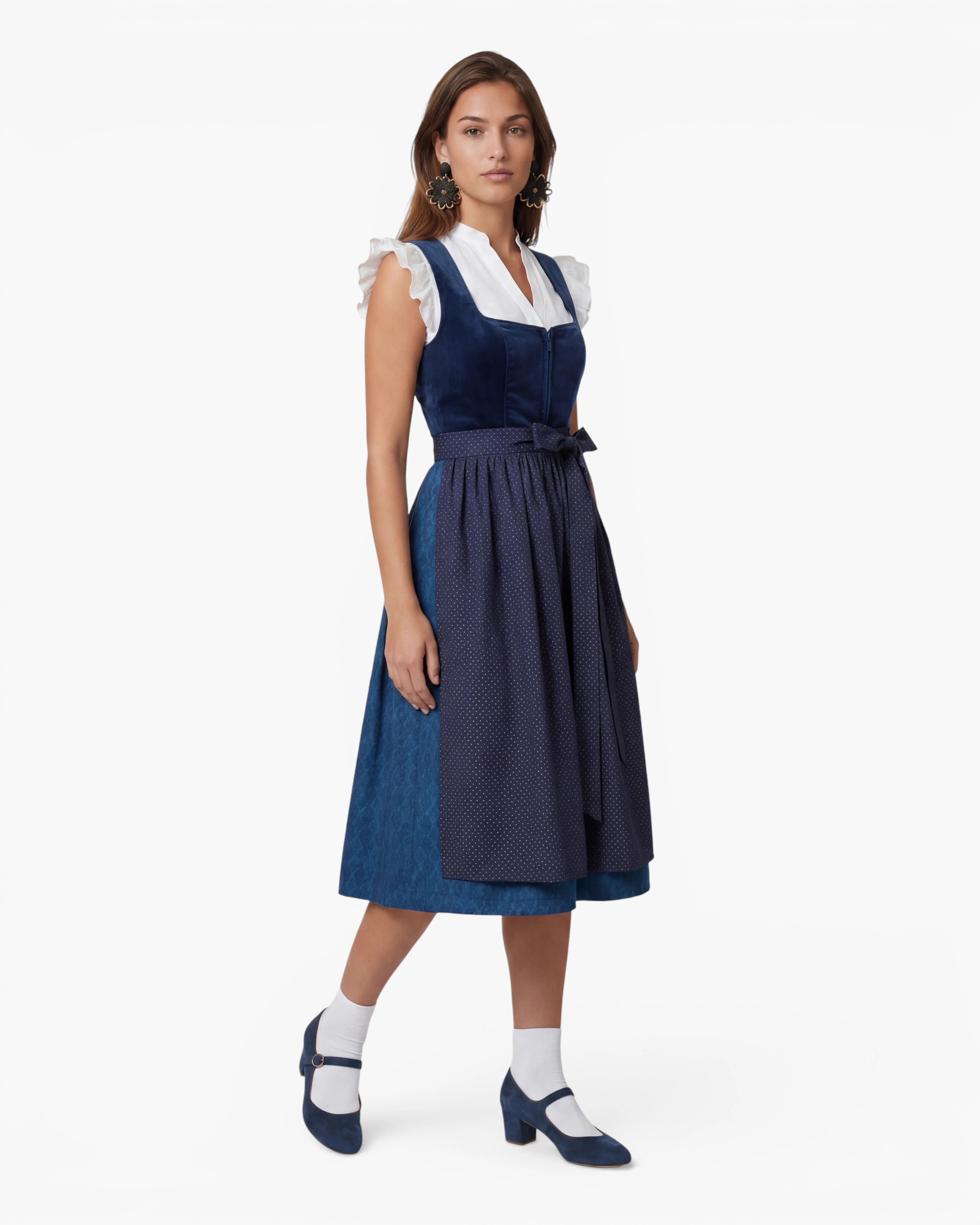 Model trägt Dirndl Samy in Dunkelblau mit Samtoberteil