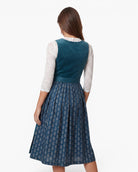 Rückansicht Model Dirndl Samy in Petrol mit Samtoberteil