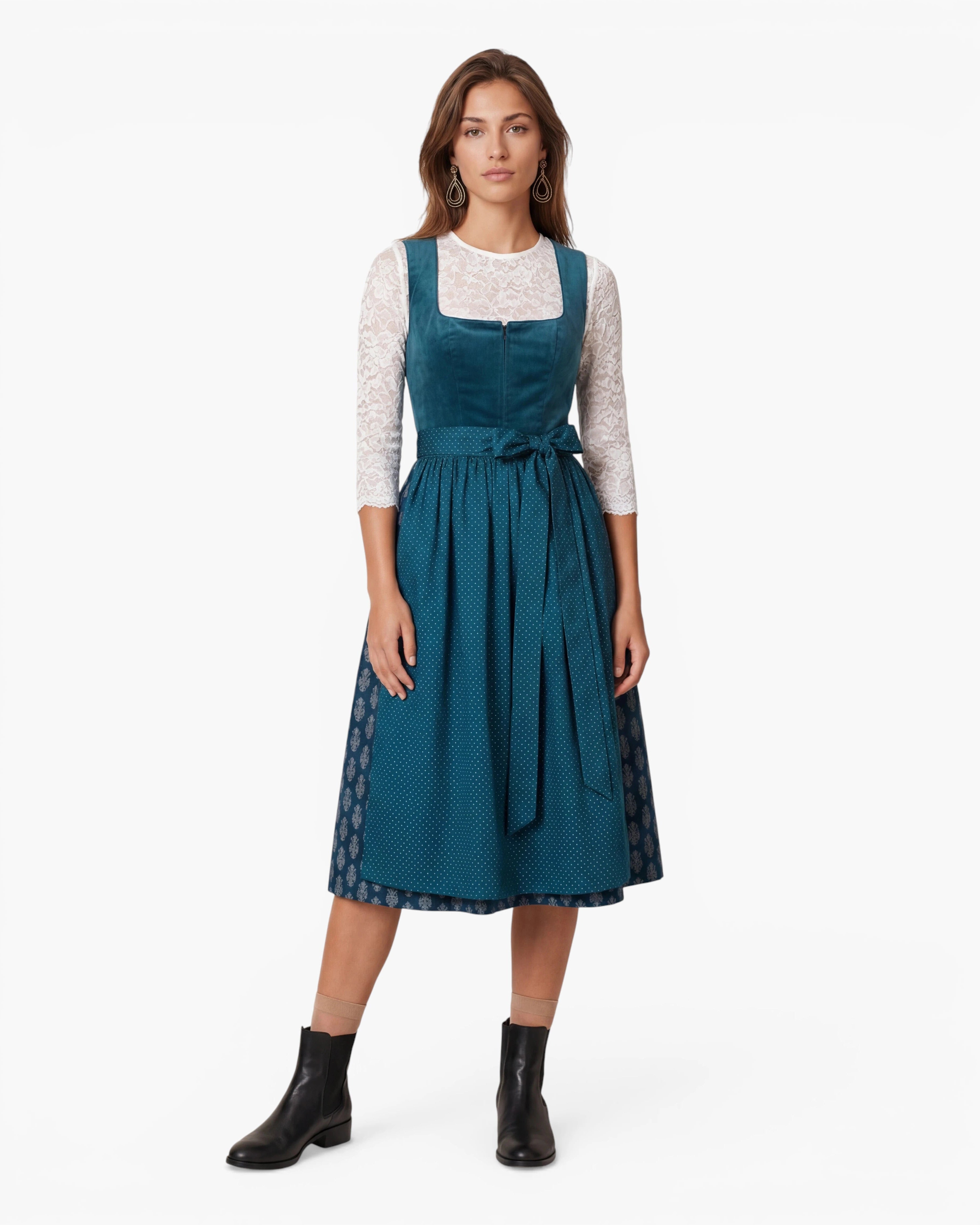 Dirndl Samy Petrol getragen von Model Vorderansicht