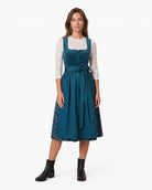Dirndl Samy Petrol getragen von Model Vorderansicht