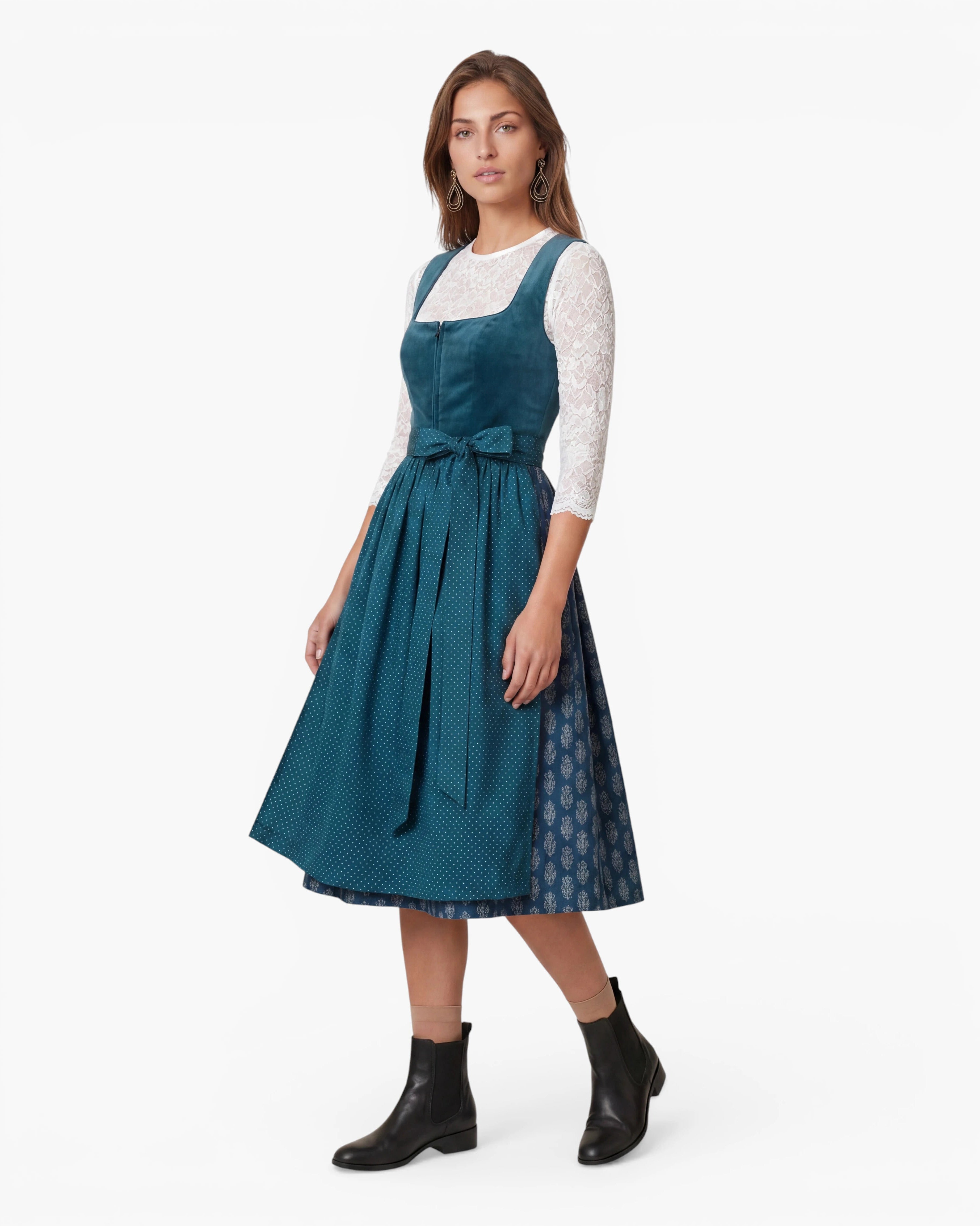 Dirndl Samy in Petrol mit Punktschürze am Model