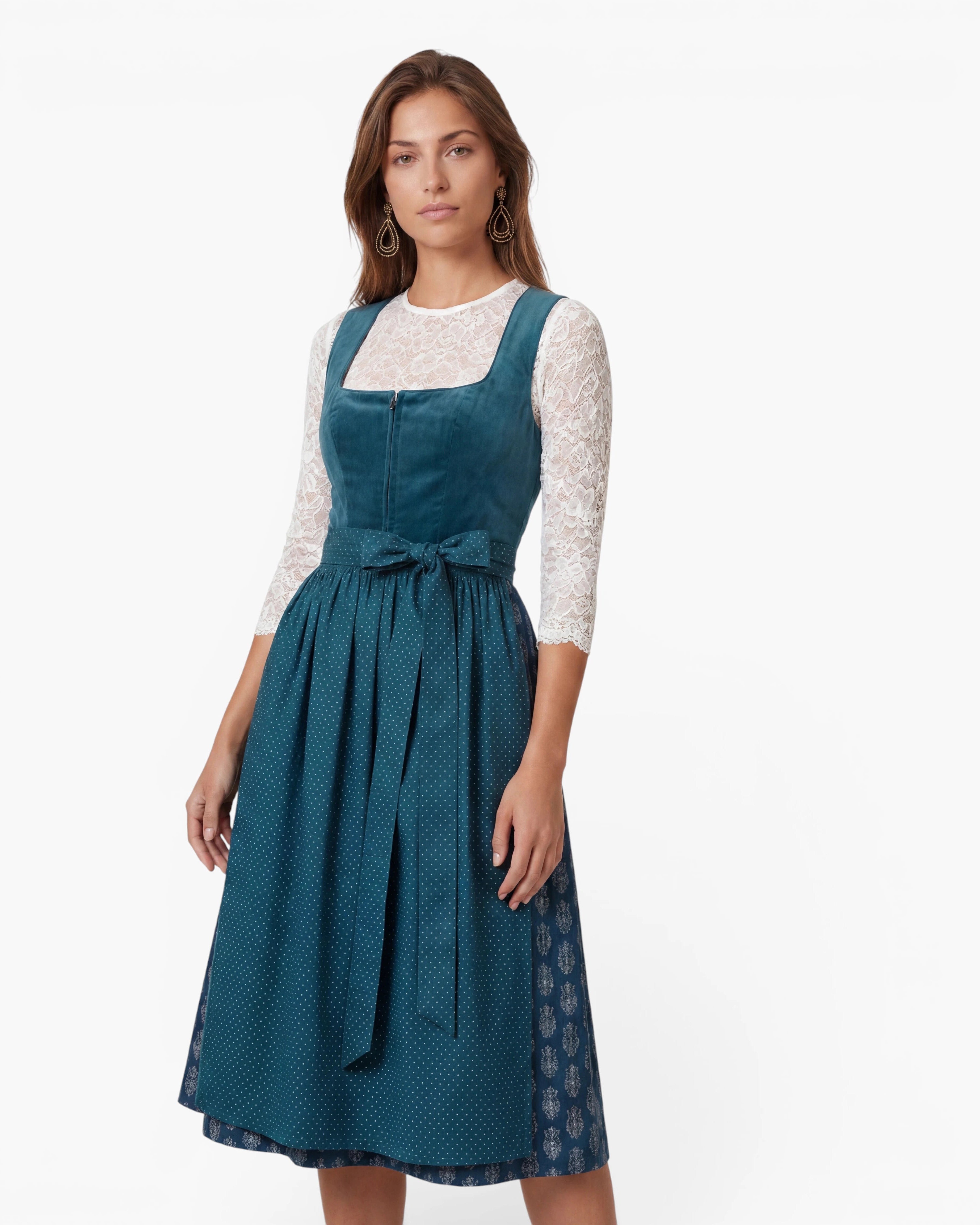 Model trägt Dirndl Samy in Petrol mit Samtoberteil