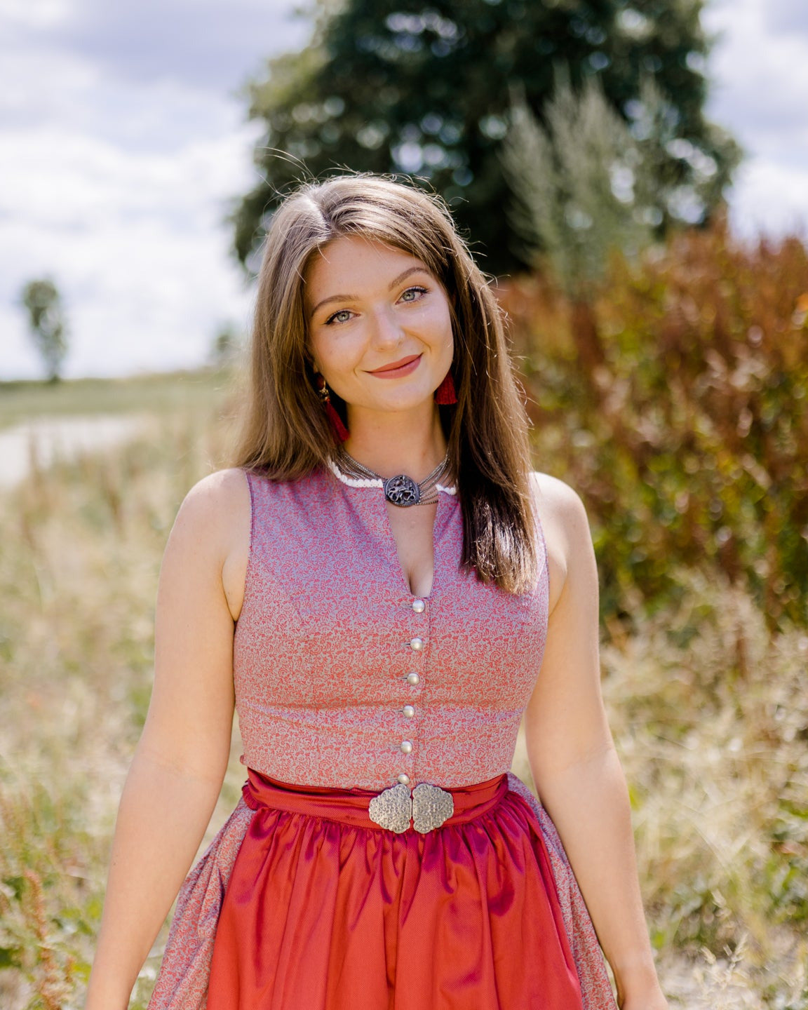 Hochgeschlossenes Dirndl Sana mit roter Schürze